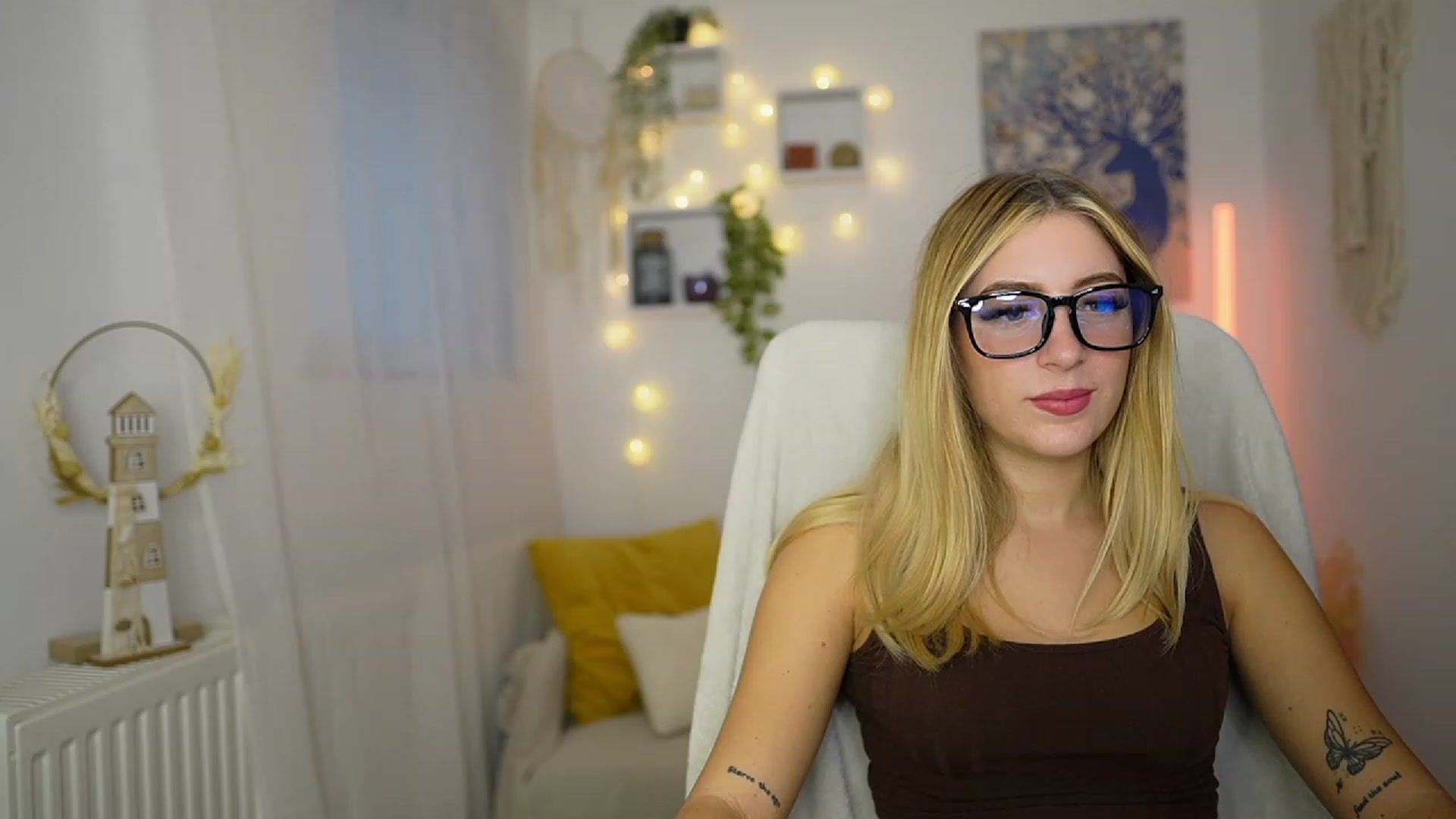 Gallery image thumbnail from Tina_Nappi18's myfreecams stream on, 10/03/2023, 15:05 image 10 of 20
