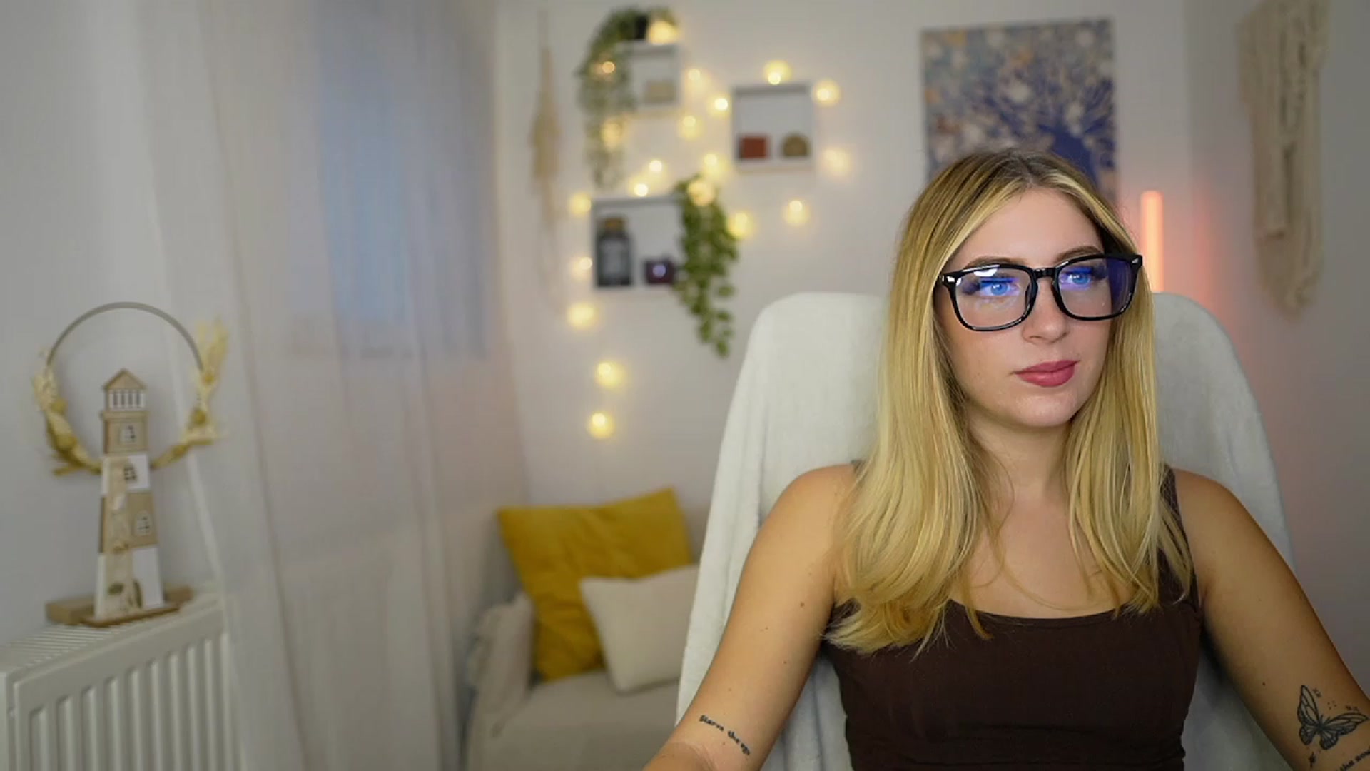 Gallery image thumbnail from Tina_Nappi18's myfreecams stream on, 10/03/2023, 15:05 image 12 of 20