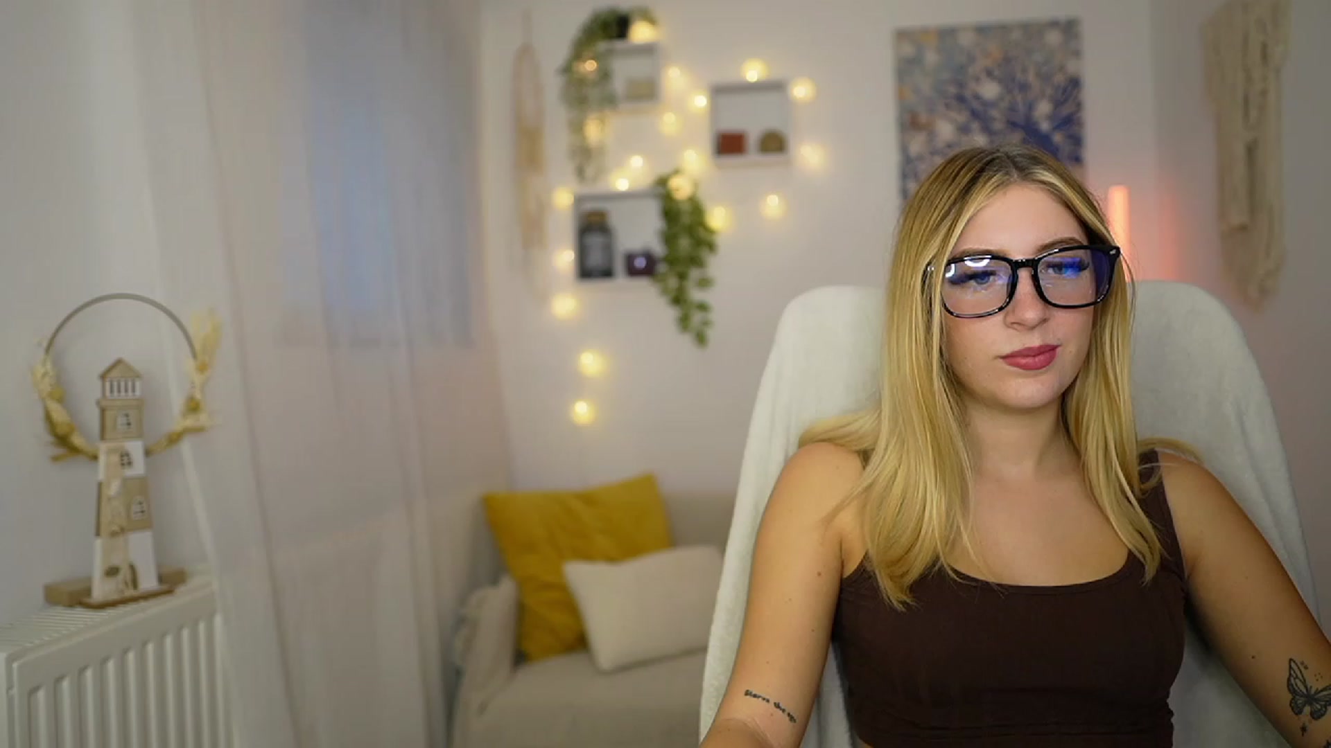 Gallery image thumbnail from Tina_Nappi18's myfreecams stream on, 10/03/2023, 15:05 image 15 of 20