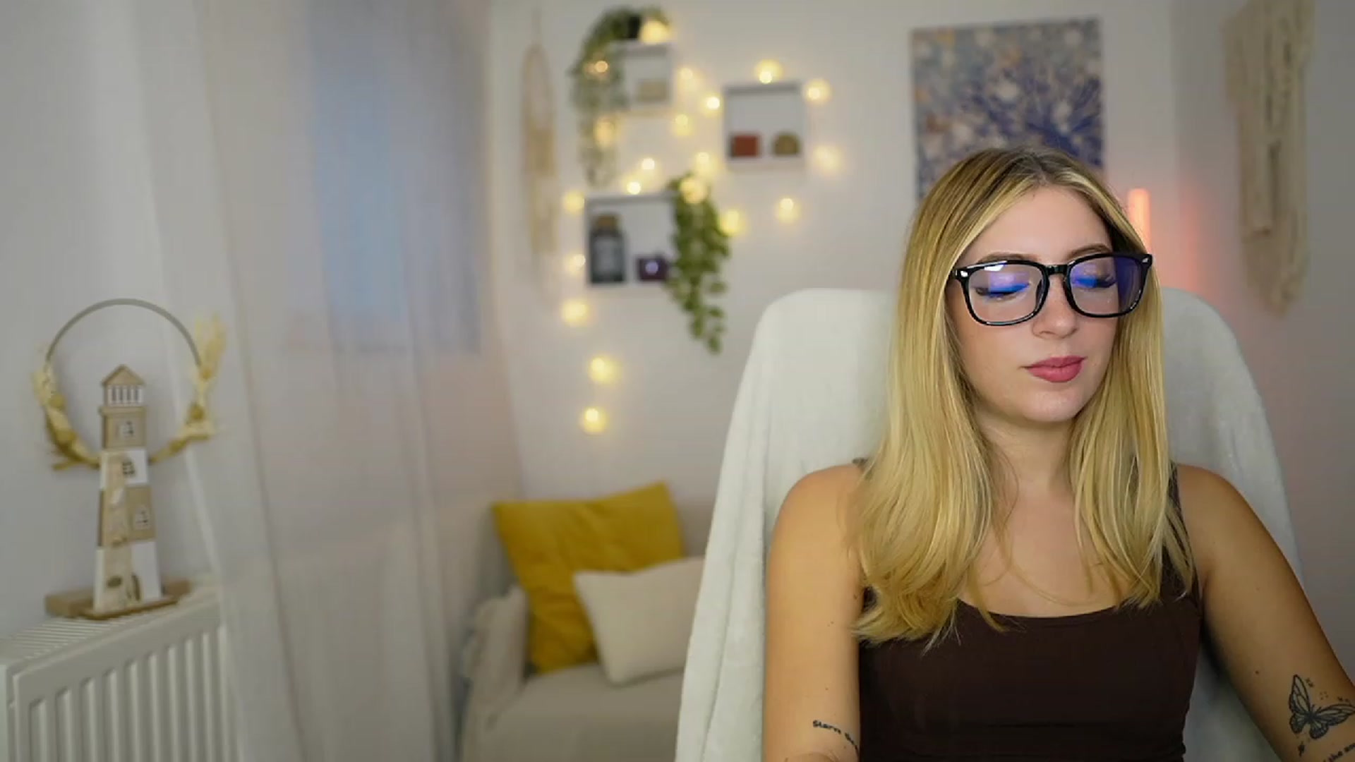Gallery image thumbnail from Tina_Nappi18's myfreecams stream on, 10/03/2023, 15:05 image 13 of 20