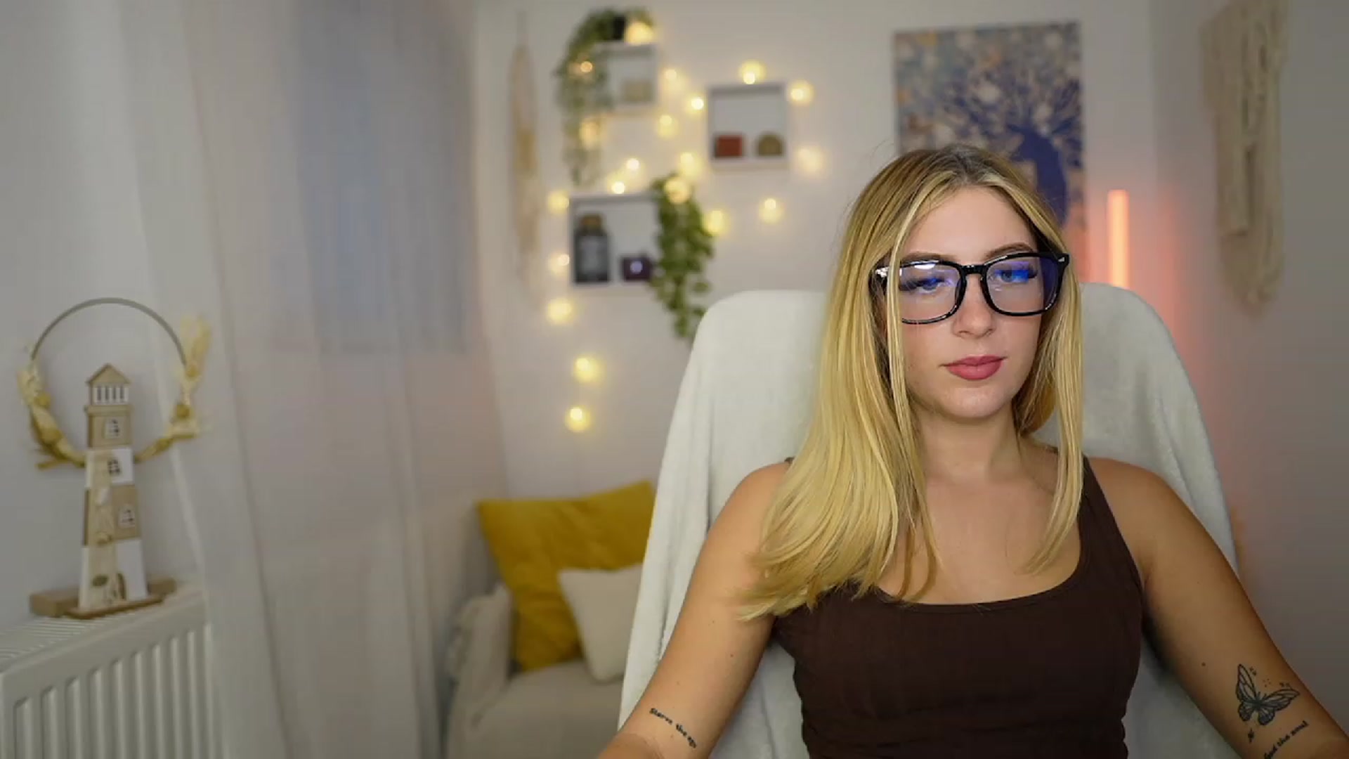 Gallery image thumbnail from Tina_Nappi18's myfreecams stream on, 10/03/2023, 16:01 image 4 of 20