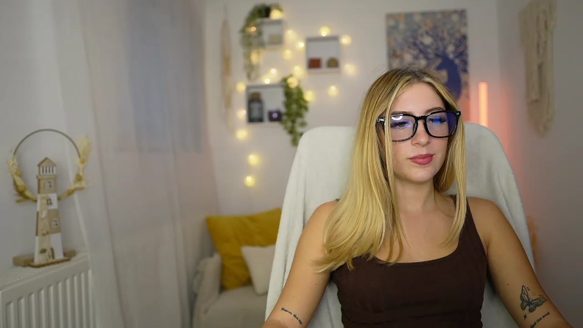 Gallery image thumbnail from Tina_Nappi18's myfreecams stream on, 10/03/2023, 16:01 image 6 of 20