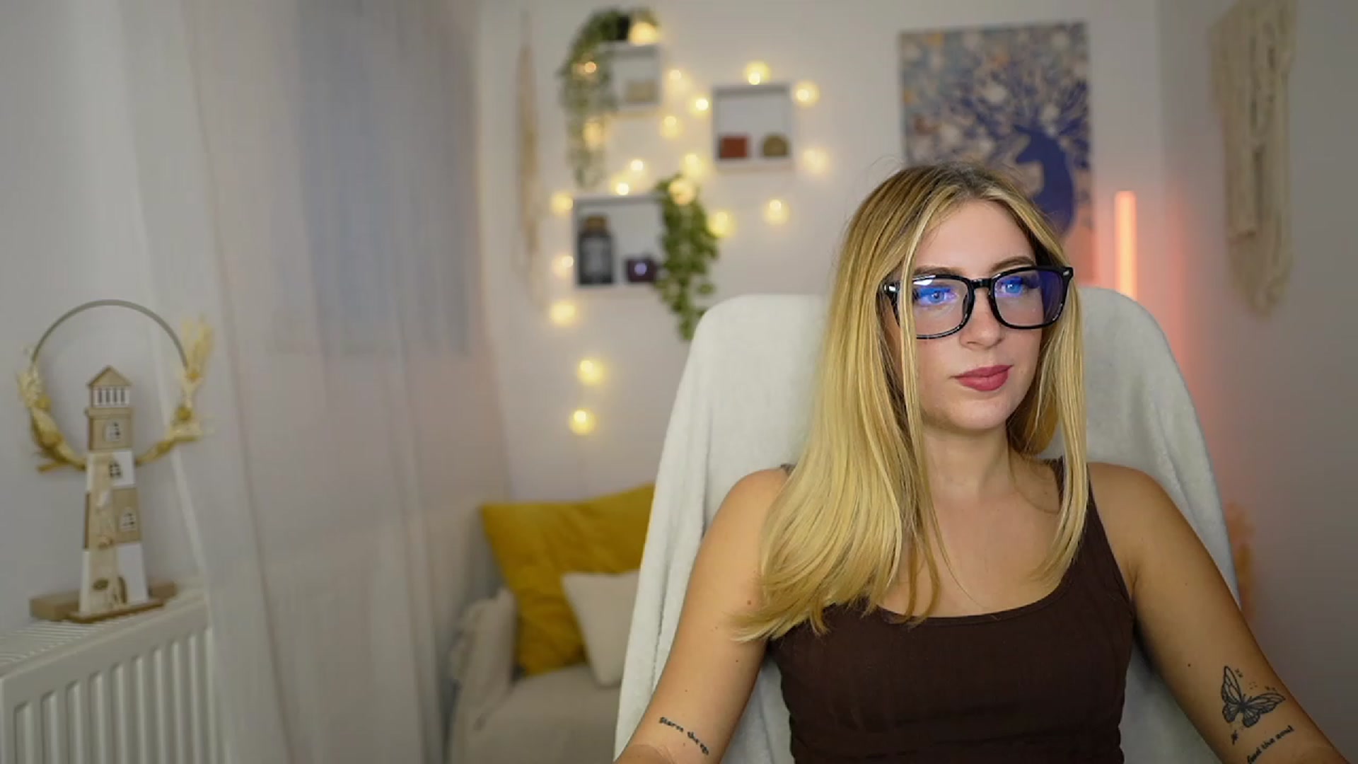 Gallery image thumbnail from Tina_Nappi18's myfreecams stream on, 10/03/2023, 16:01 image 10 of 20