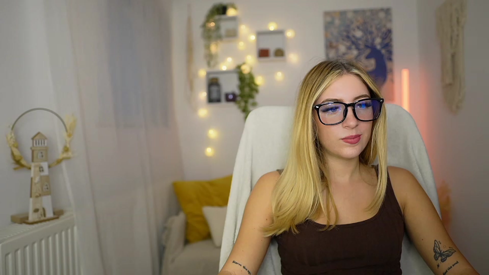 Gallery image thumbnail from Tina_Nappi18's myfreecams stream on, 10/03/2023, 16:01 image 15 of 20