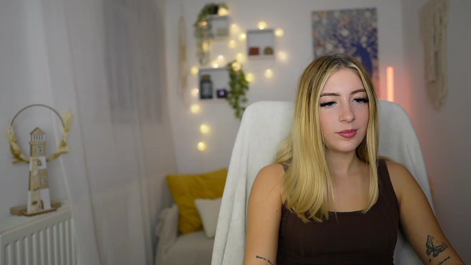 Gallery image thumbnail from Tina_Nappi18's myfreecams stream on, 10/03/2023, 17:48 image 10 of 20