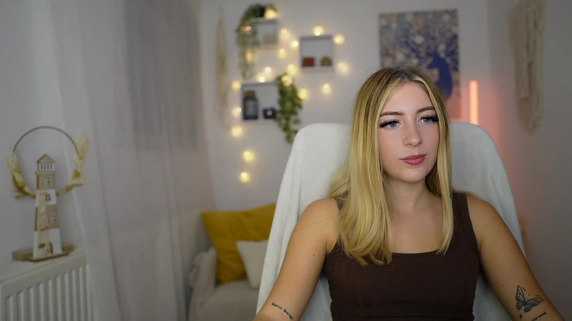 Gallery image thumbnail from Tina_Nappi18's myfreecams stream on, 10/03/2023, 17:48 image 9 of 20