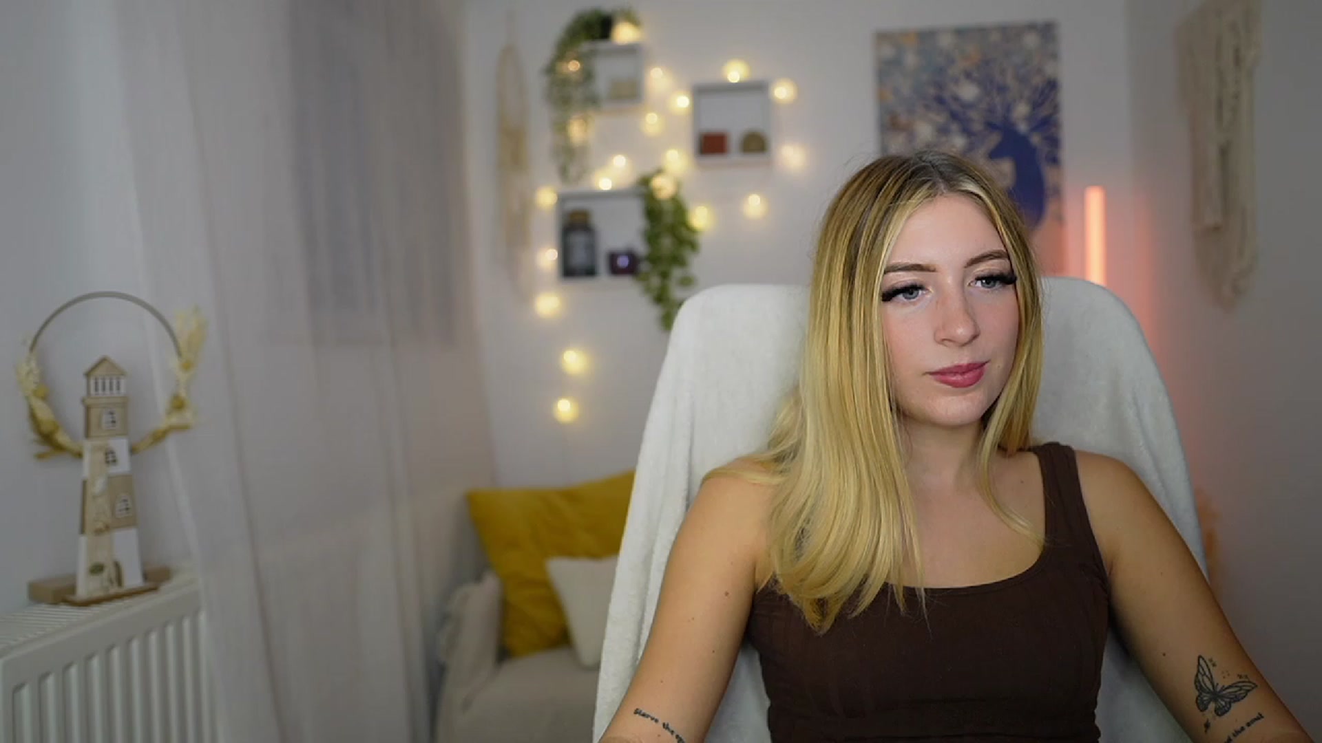 Gallery image thumbnail from Tina_Nappi18's myfreecams stream on, 10/03/2023, 17:48 image 14 of 20
