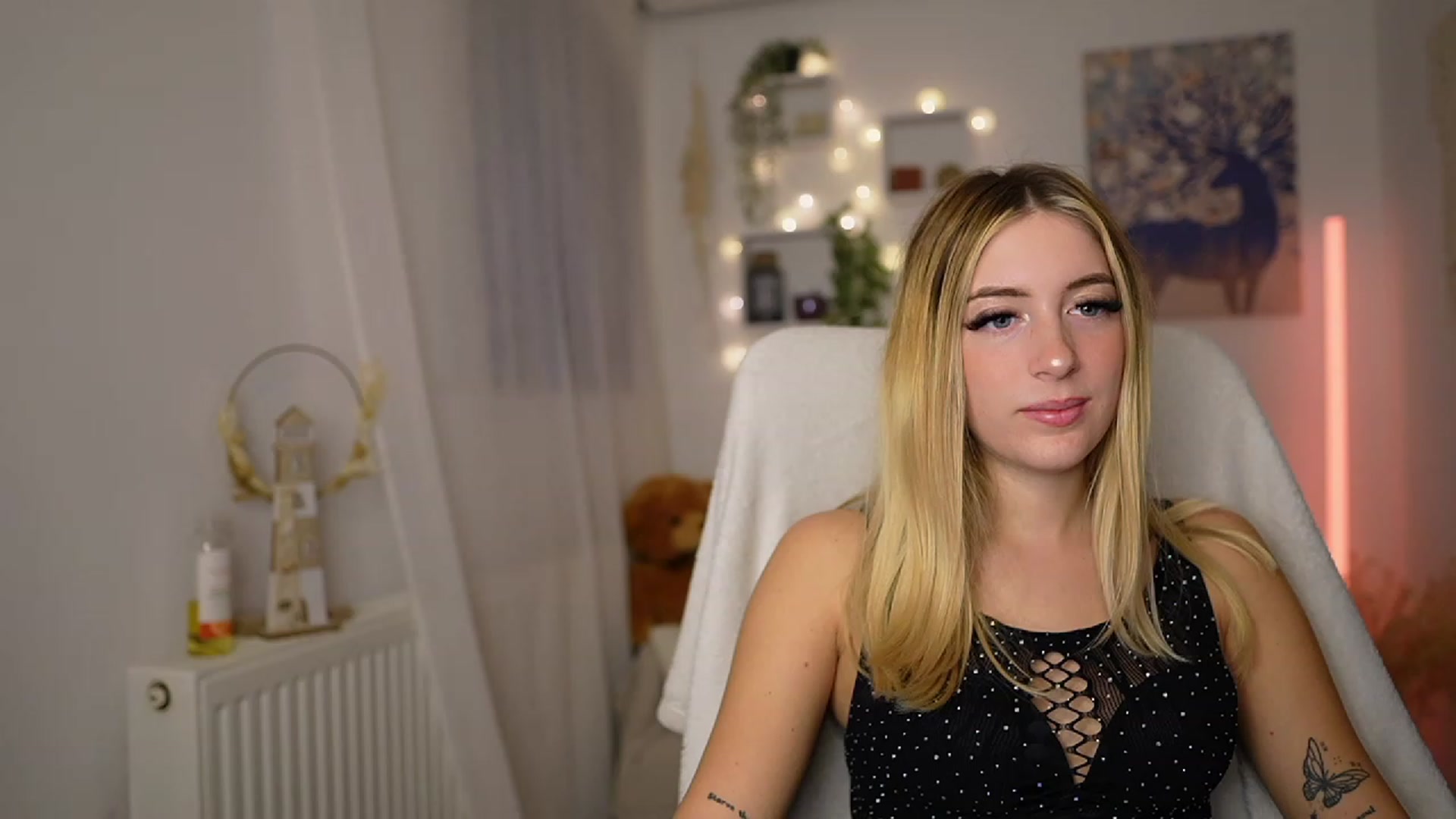 Gallery image thumbnail from Tina_Nappi18's myfreecams stream on, 10/04/2023, 14:47 image 17 of 20