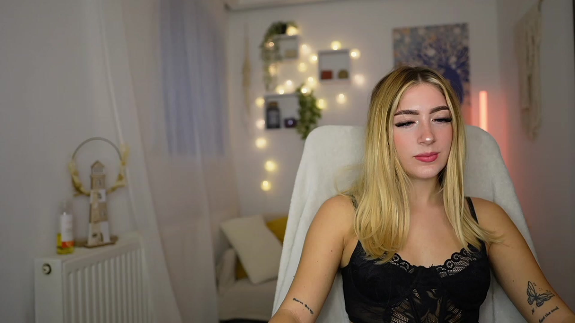 Gallery image thumbnail from Tina_Nappi18's myfreecams stream on, 10/05/2023, 15:30 image 5 of 20