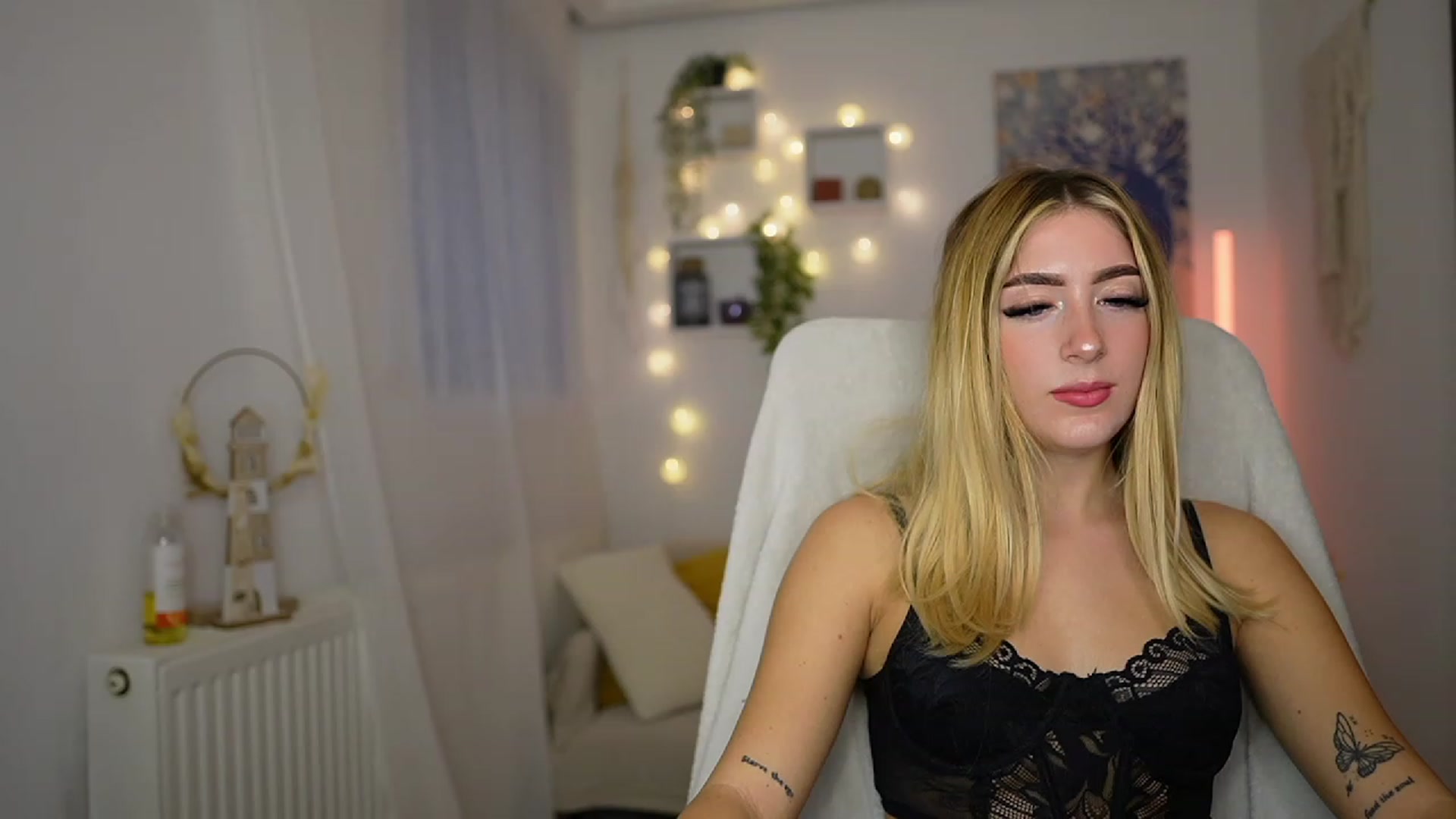 Gallery image thumbnail from Tina_Nappi18's myfreecams stream on, 10/05/2023, 15:30 image 8 of 20