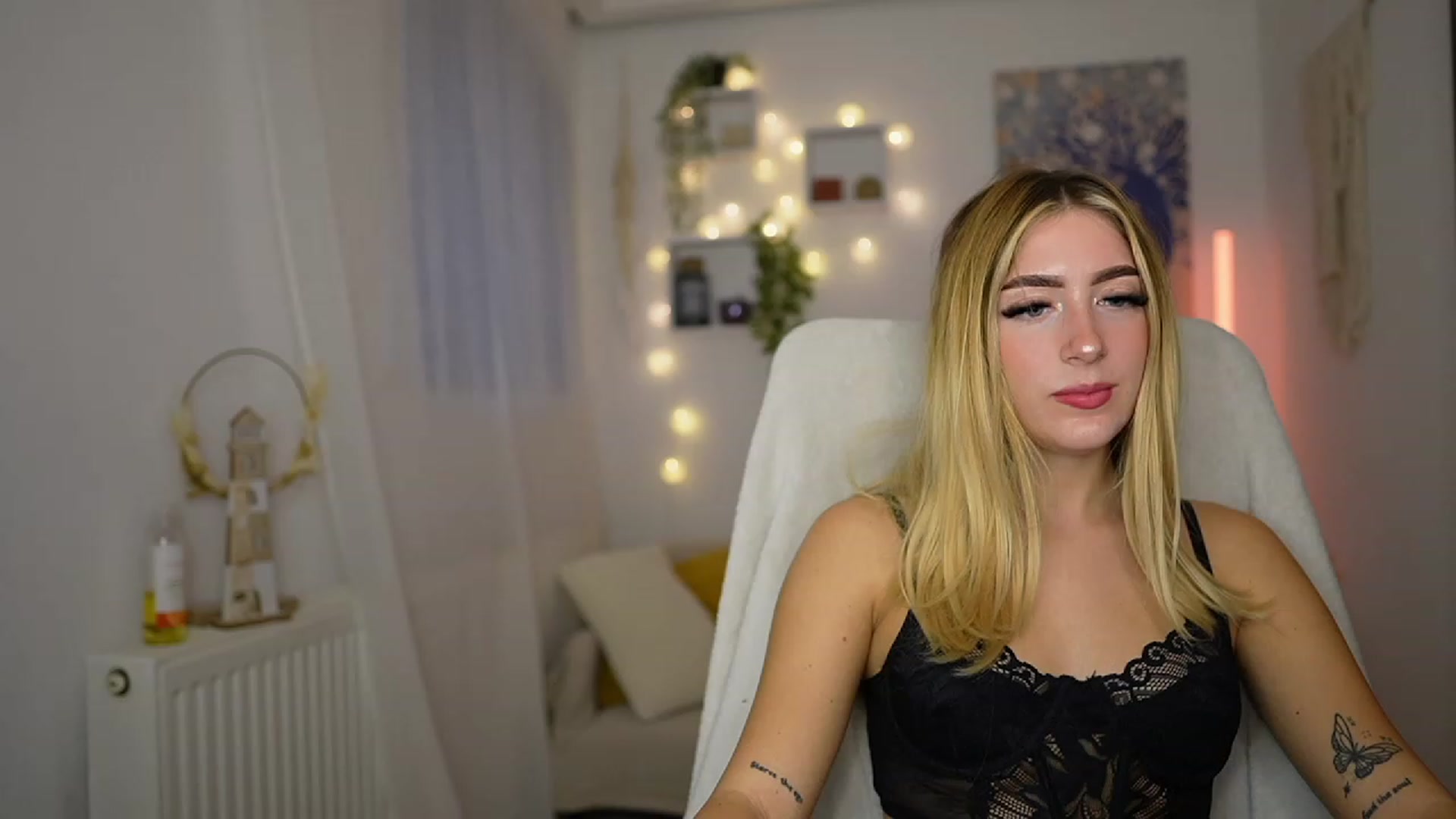 Gallery image thumbnail from Tina_Nappi18's myfreecams stream on, 10/05/2023, 15:30 image 9 of 20