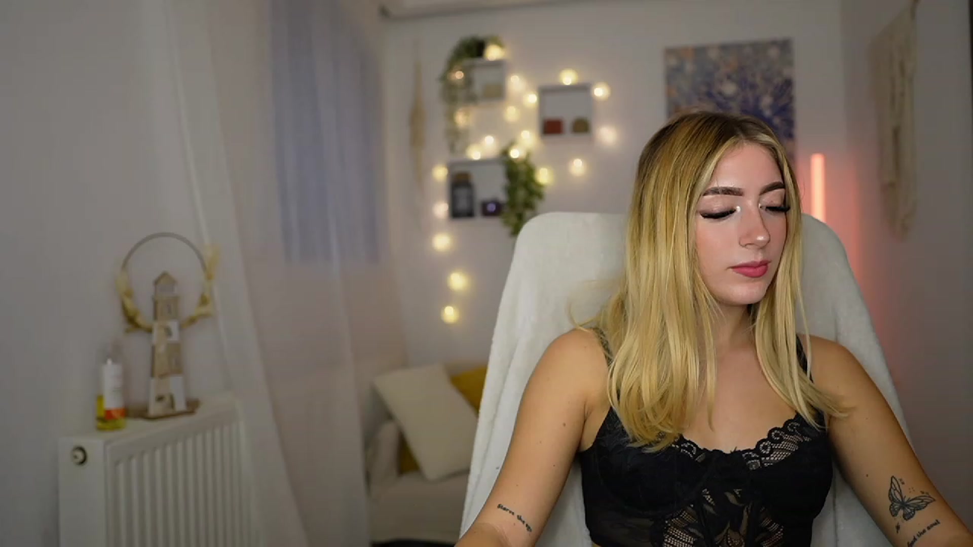 Gallery image thumbnail from Tina_Nappi18's myfreecams stream on, 10/05/2023, 15:30 image 14 of 20