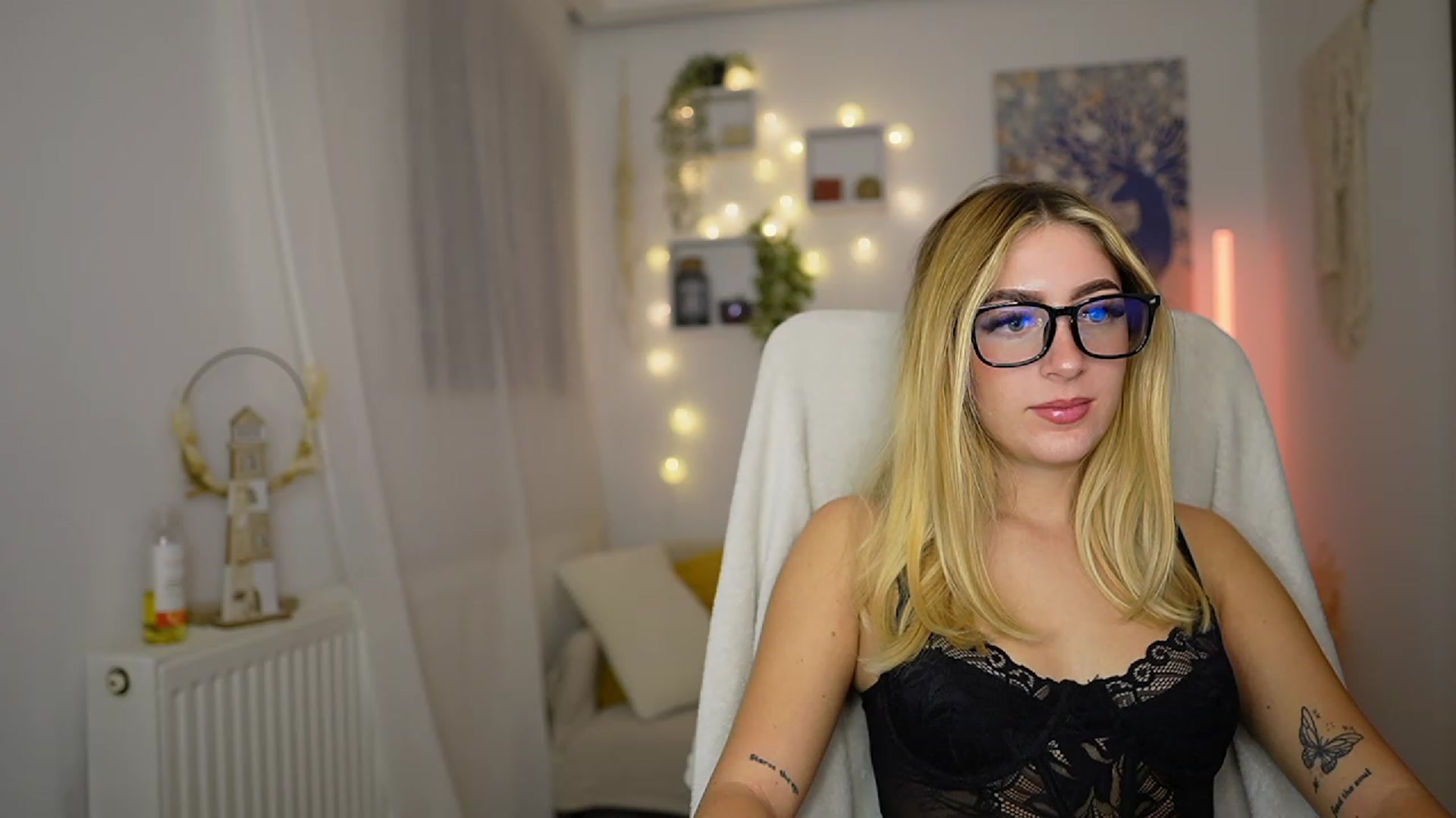 Gallery image thumbnail from Tina_Nappi18's myfreecams stream on, 10/05/2023, 16:51 image 13 of 20