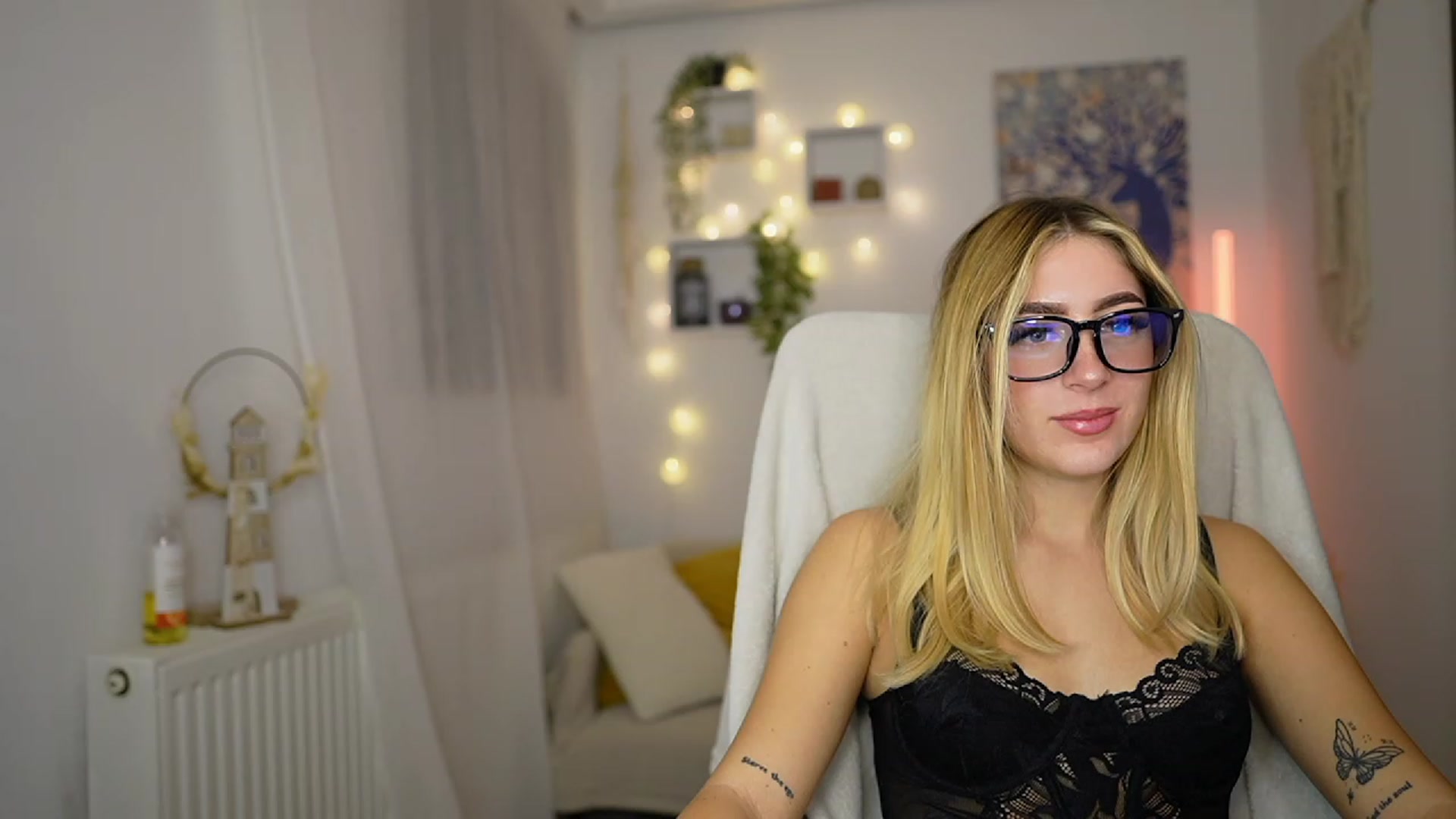 Gallery image thumbnail from Tina_Nappi18's myfreecams stream on, 10/05/2023, 16:51 image 19 of 20