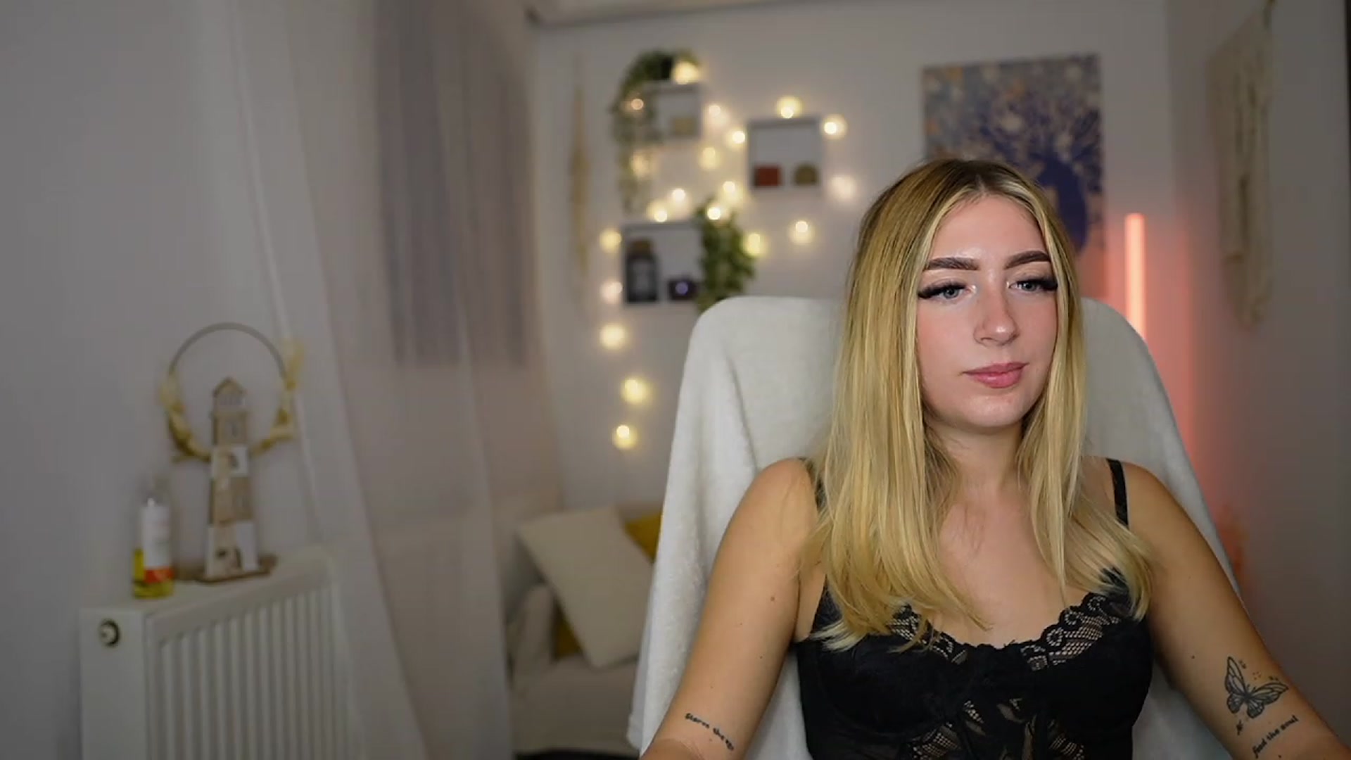 Gallery image thumbnail from Tina_Nappi18's myfreecams stream on, 10/05/2023, 17:50 image 10 of 20