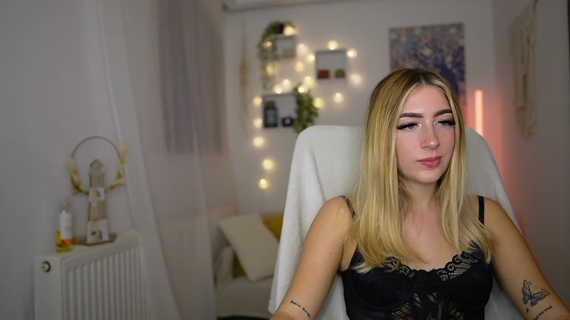 Gallery image thumbnail from Tina_Nappi18's myfreecams stream on, 10/05/2023, 17:50 image 16 of 20