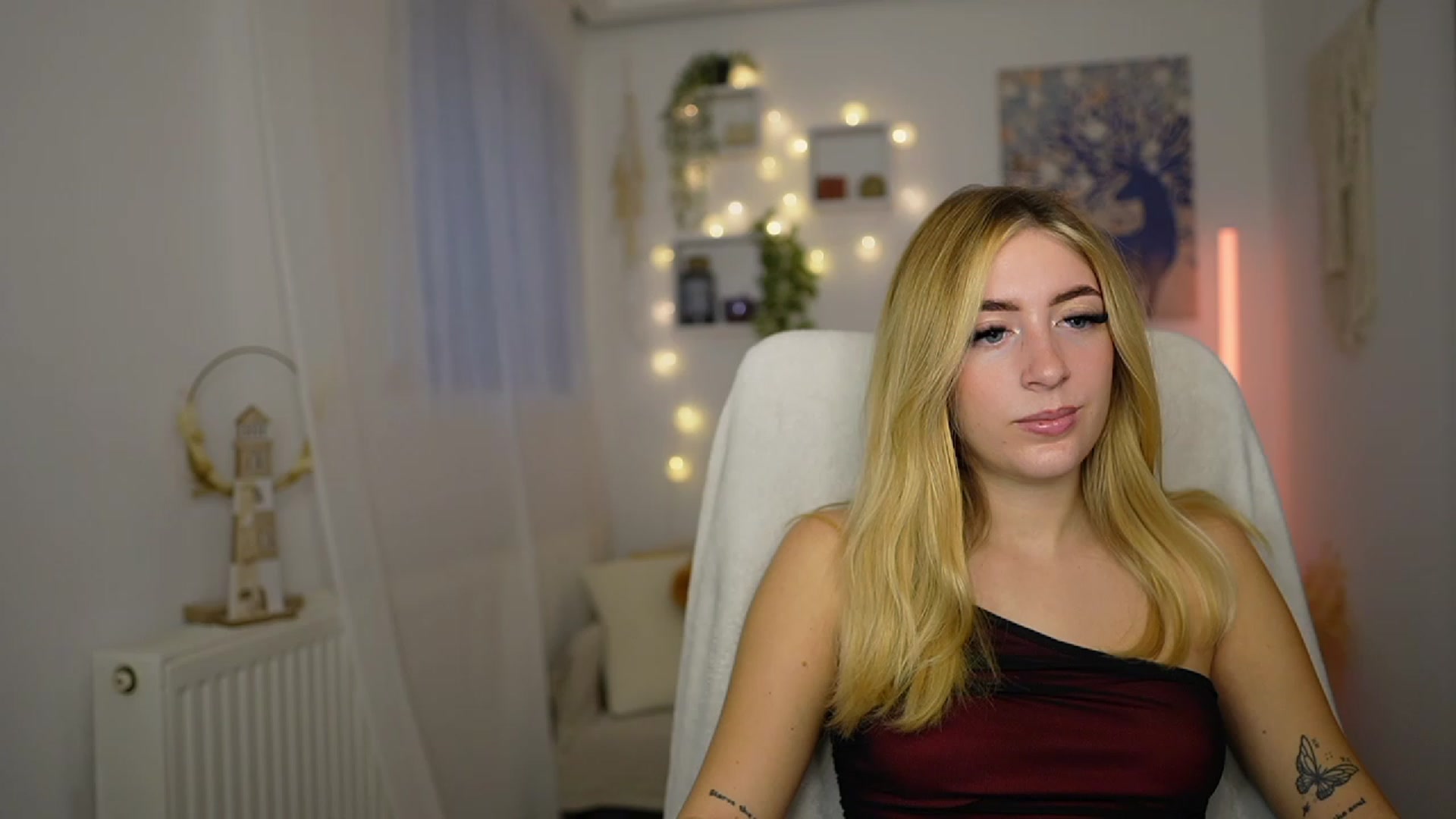 Gallery image thumbnail from Tina_Nappi18's myfreecams stream on, 10/06/2023, 14:00 image 15 of 20