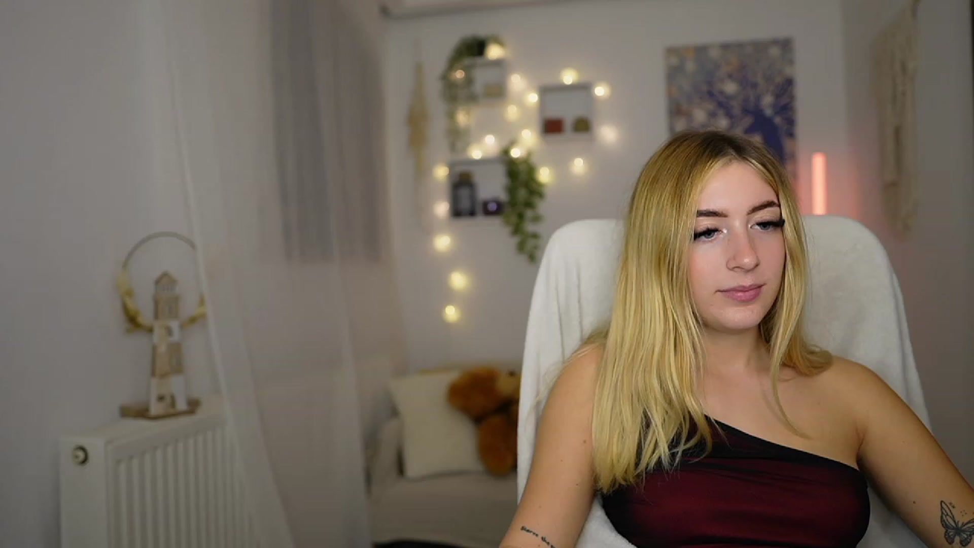 Gallery image thumbnail from Tina_Nappi18's myfreecams stream on, 10/06/2023, 17:15 image 8 of 20