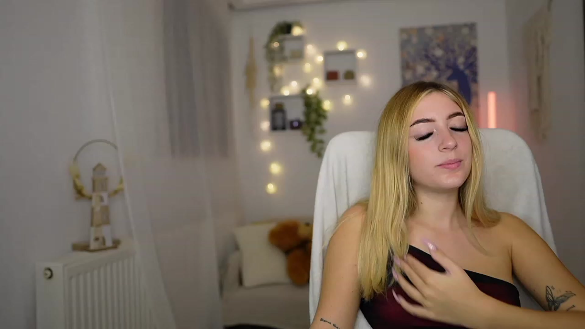 Gallery image thumbnail from Tina_Nappi18's myfreecams stream on, 10/06/2023, 17:15 image 9 of 20