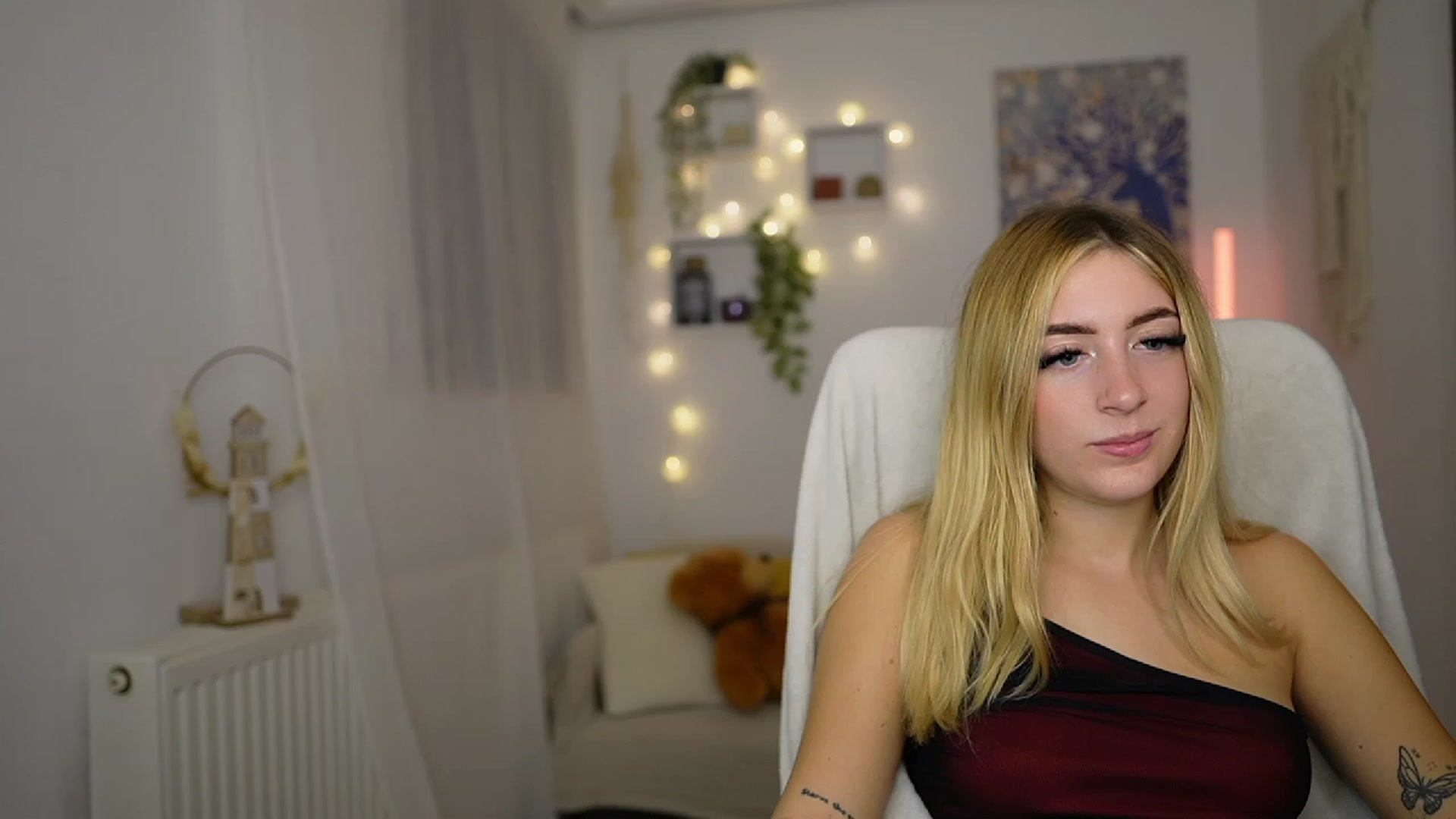 Gallery image thumbnail from Tina_Nappi18's myfreecams stream on, 10/06/2023, 17:15 image 12 of 20