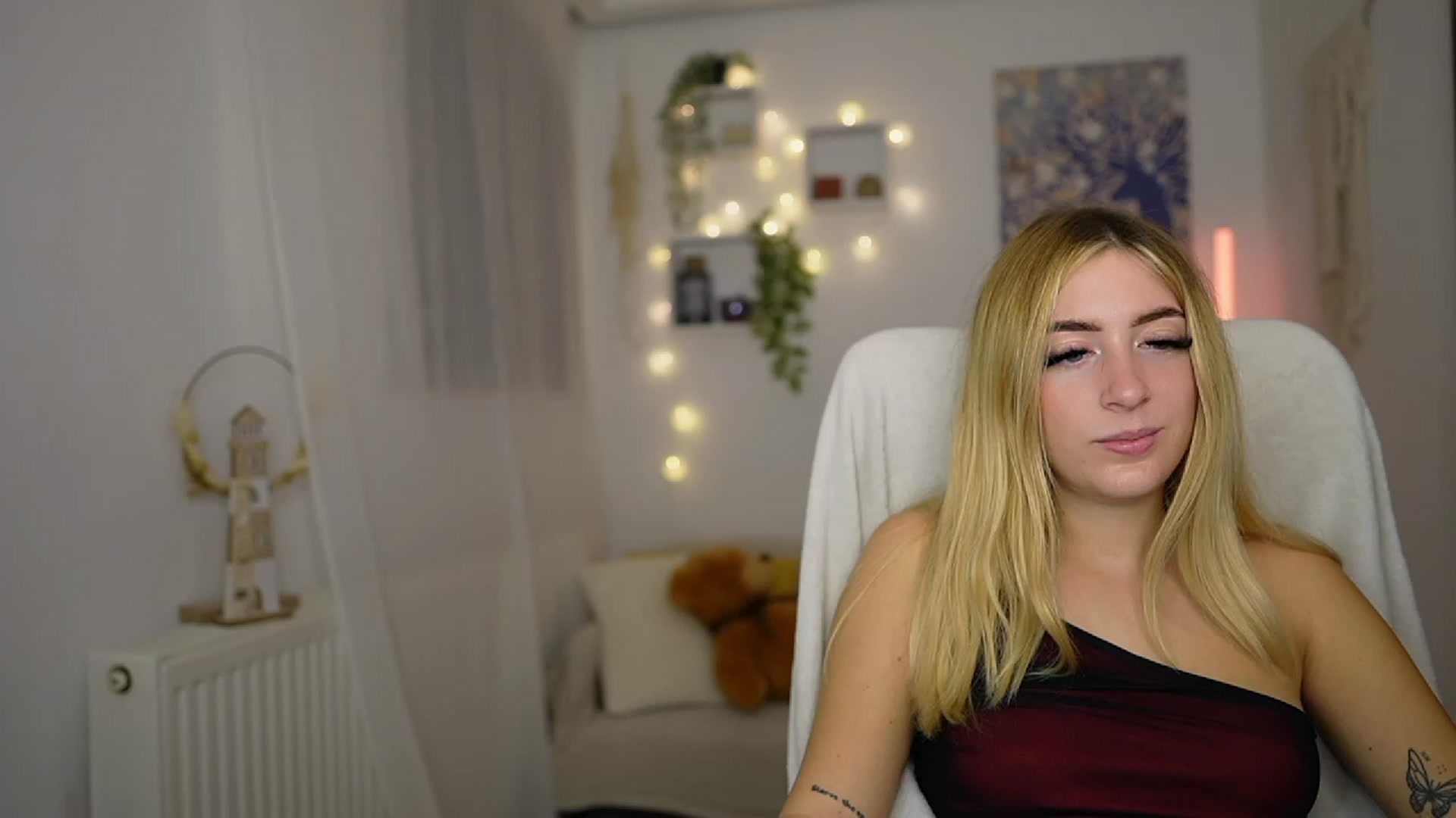 Gallery image thumbnail from Tina_Nappi18's myfreecams stream on, 10/06/2023, 17:15 image 14 of 20