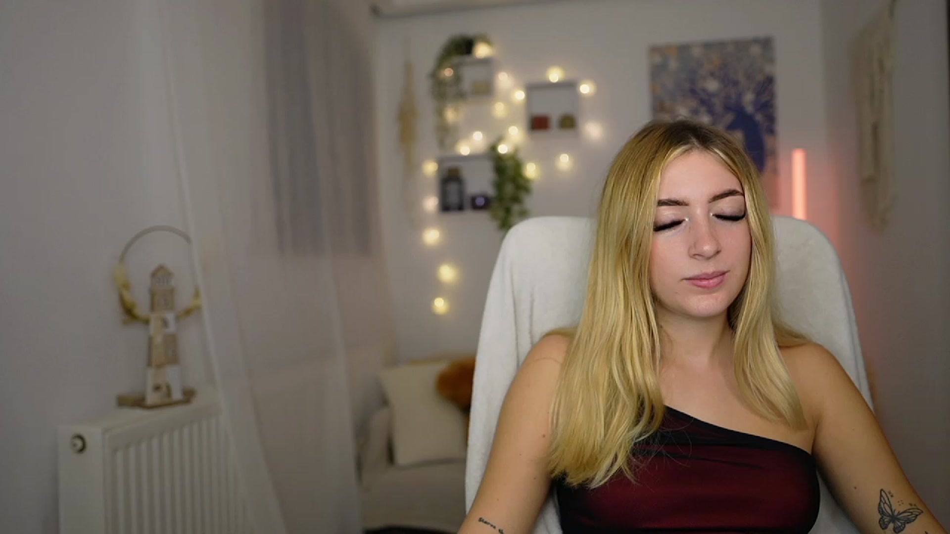 Gallery image thumbnail from Tina_Nappi18's myfreecams stream on, 10/06/2023, 17:15 image 5 of 20