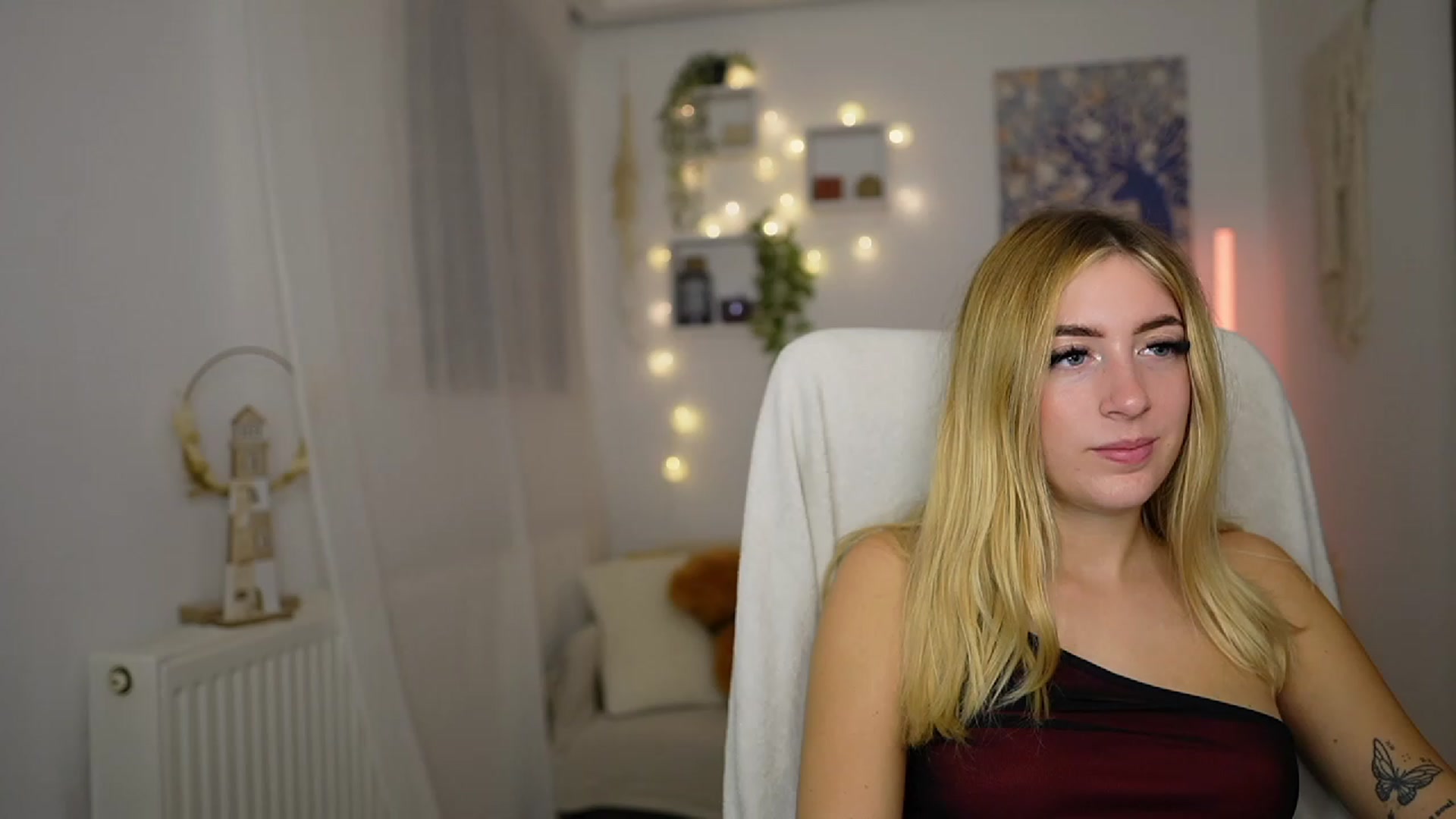 Gallery image thumbnail from Tina_Nappi18's myfreecams stream on, 10/06/2023, 17:15 image 17 of 20