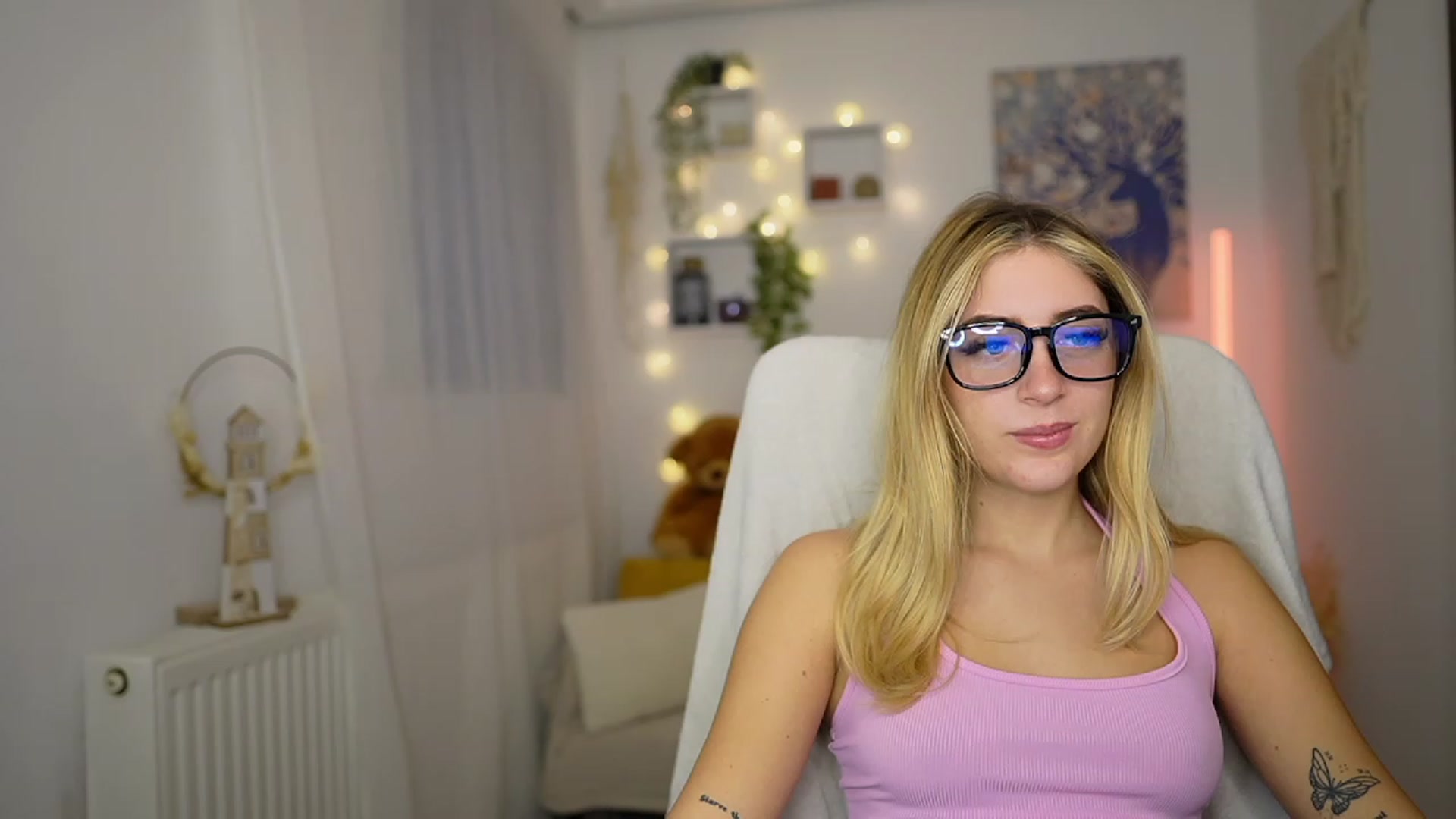Gallery image thumbnail from Tina_Nappi18's myfreecams stream on, 10/09/2023, 14:09 image 12 of 20