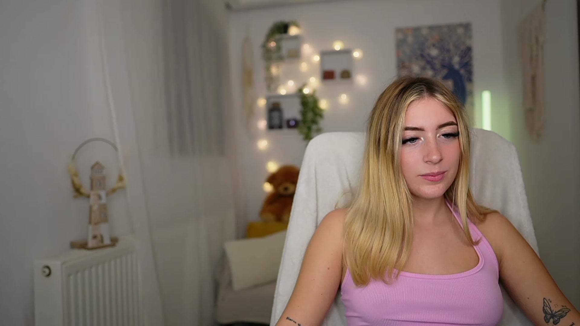 Gallery image thumbnail from Tina_Nappi18's myfreecams stream on, 10/09/2023, 17:44 image 10 of 20