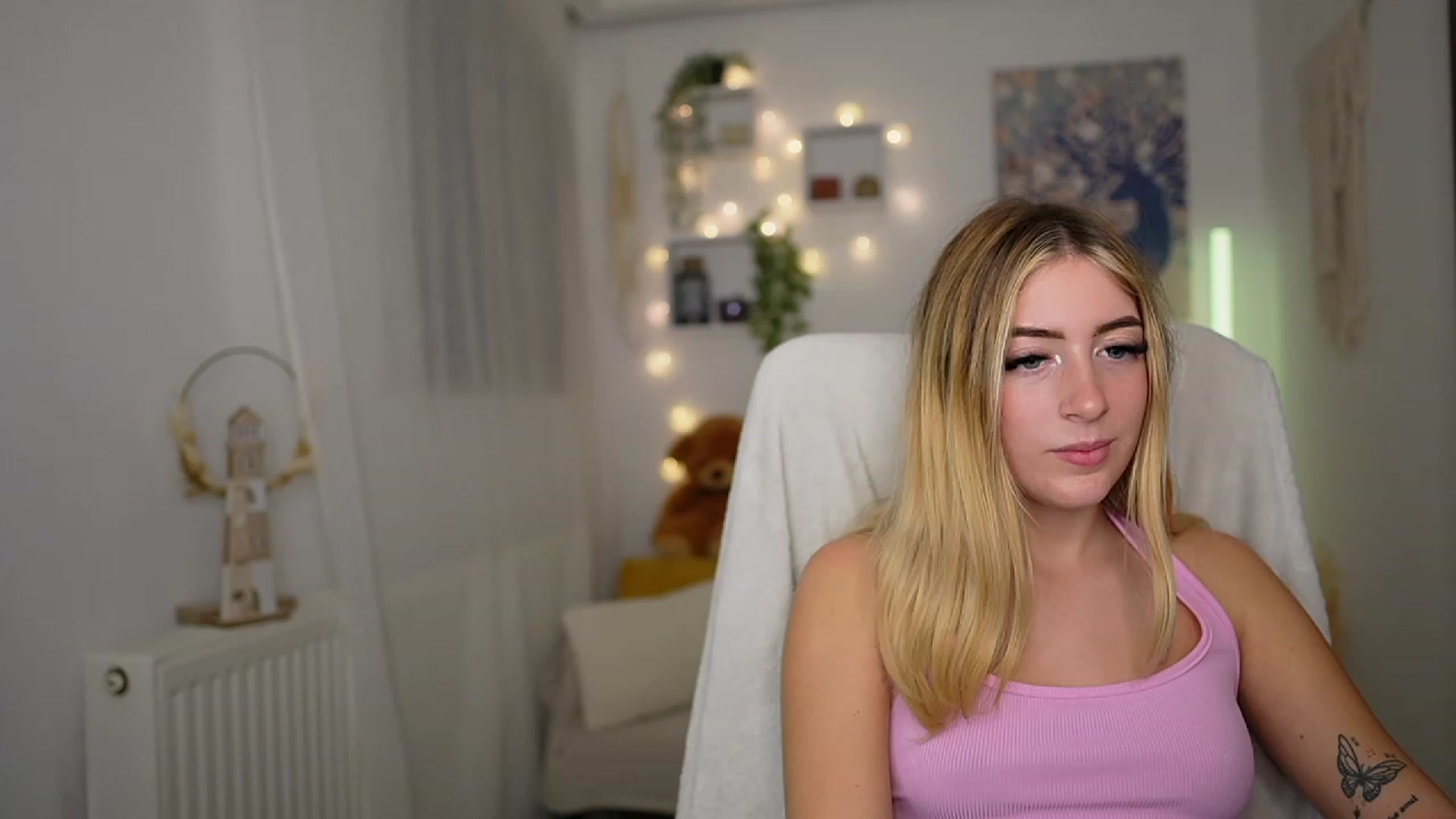 Gallery image thumbnail from Tina_Nappi18's myfreecams stream on, 10/09/2023, 17:44 image 17 of 20