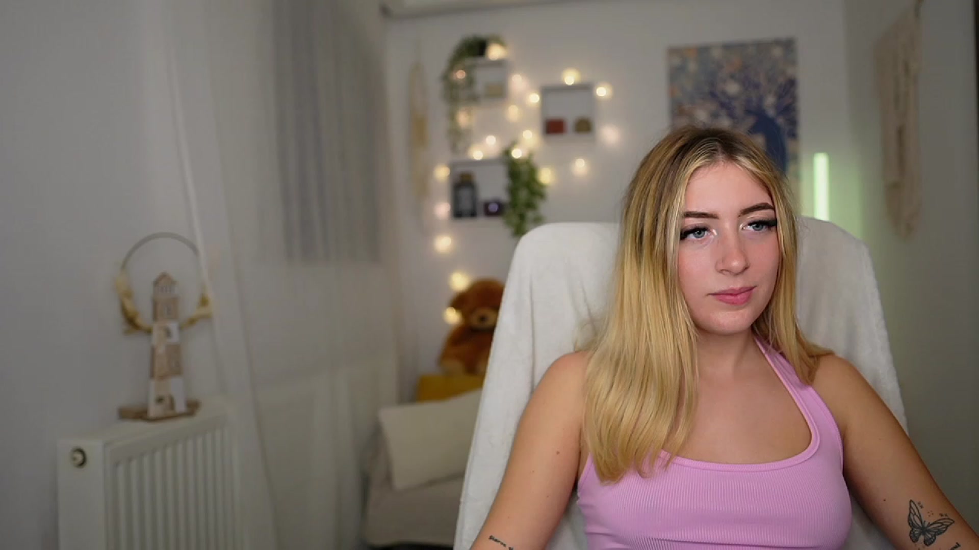 Gallery image thumbnail from Tina_Nappi18's myfreecams stream on, 10/09/2023, 17:44 image 9 of 20