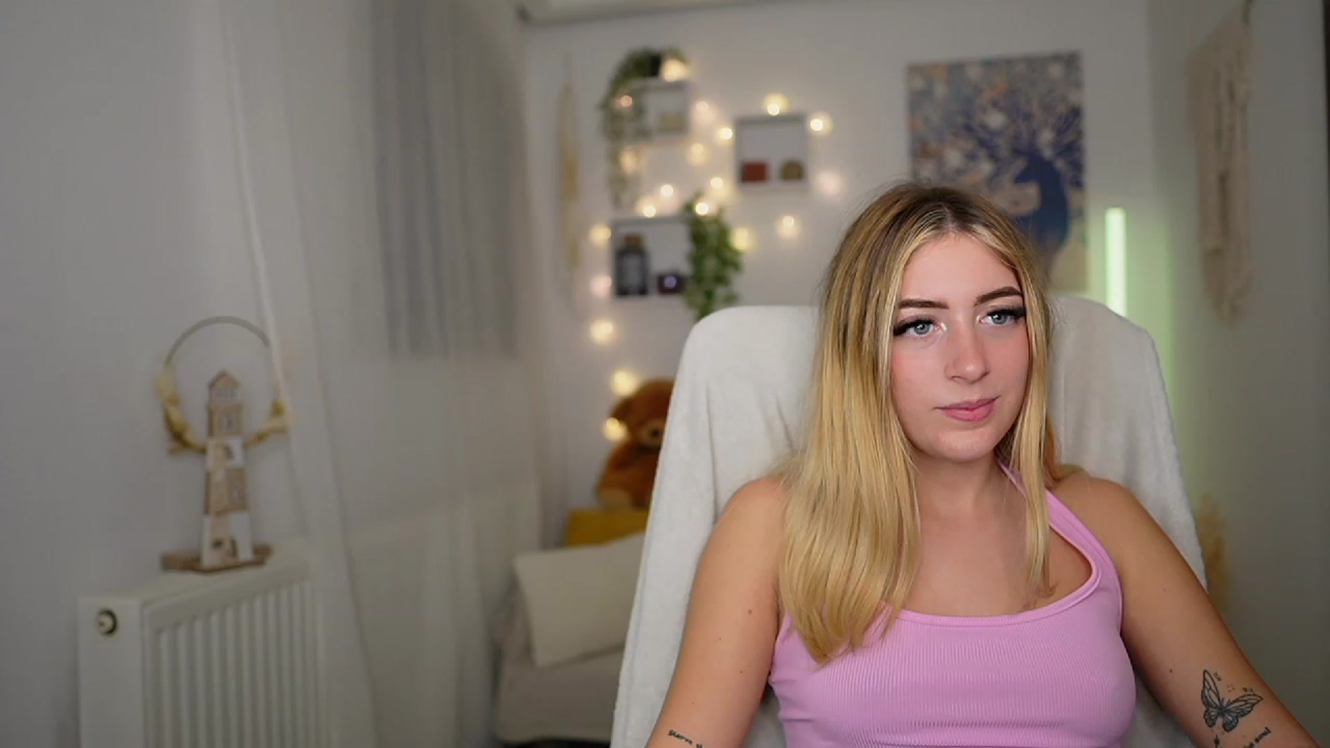 Gallery image thumbnail from Tina_Nappi18's myfreecams stream on, 10/09/2023, 17:44 image 15 of 20