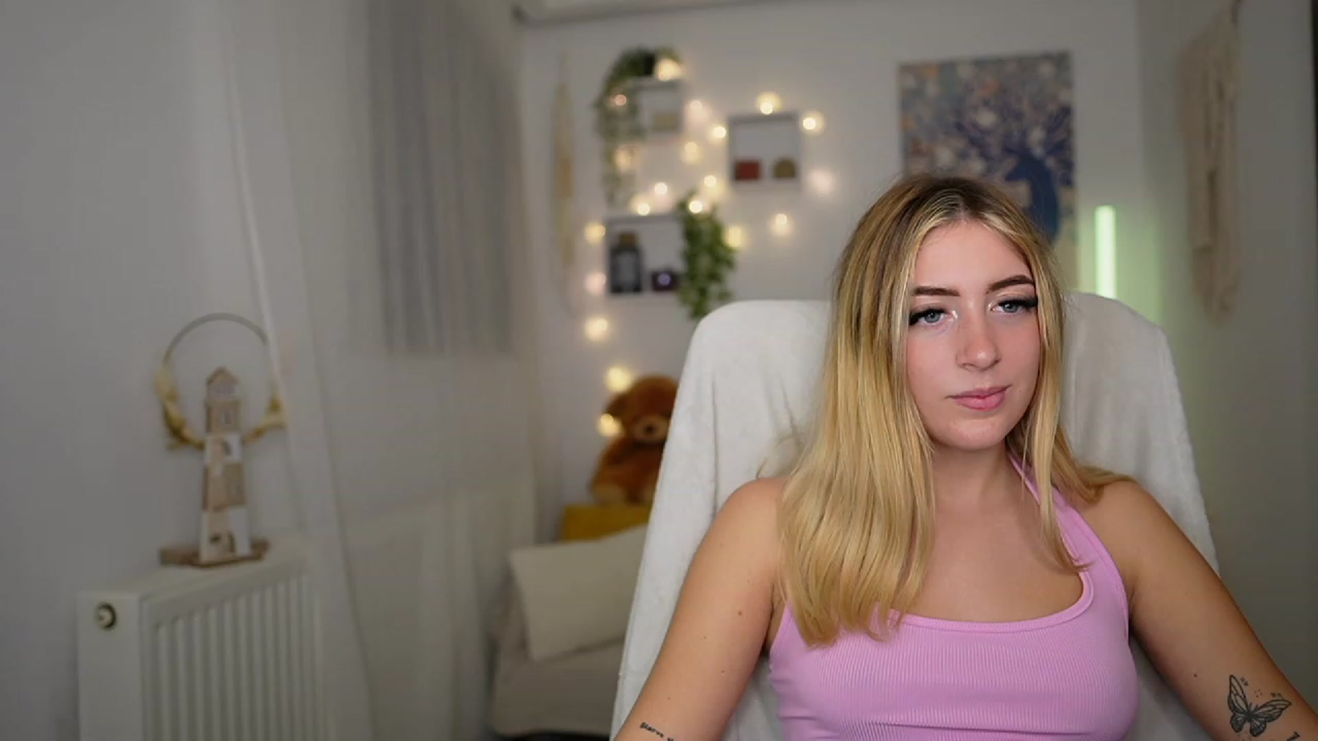 Gallery image thumbnail from Tina_Nappi18's myfreecams stream on, 10/09/2023, 17:44 image 13 of 20