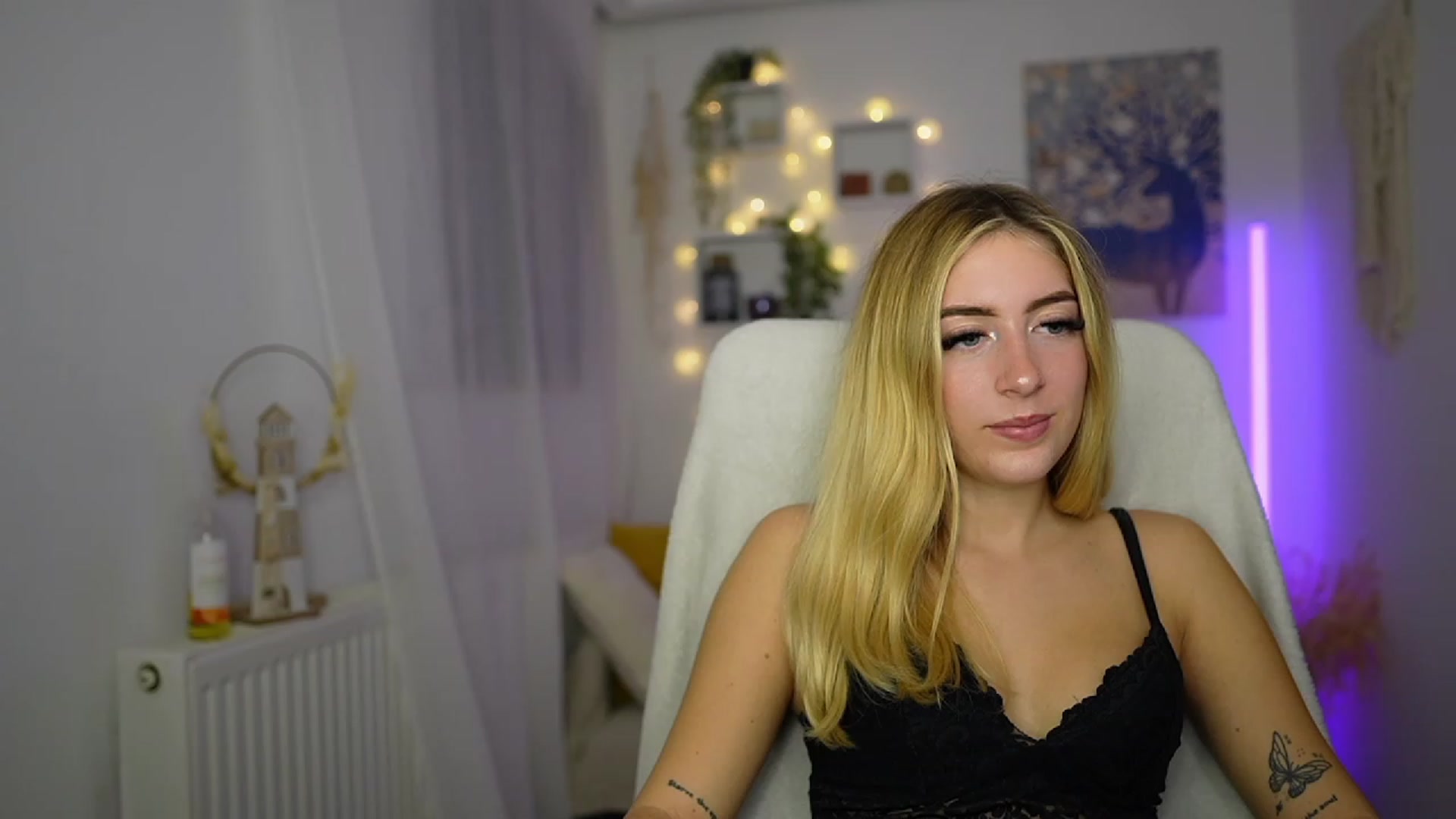 Gallery image thumbnail from Tina_Nappi18's myfreecams stream on, 10/12/2023, 17:13 image 16 of 20