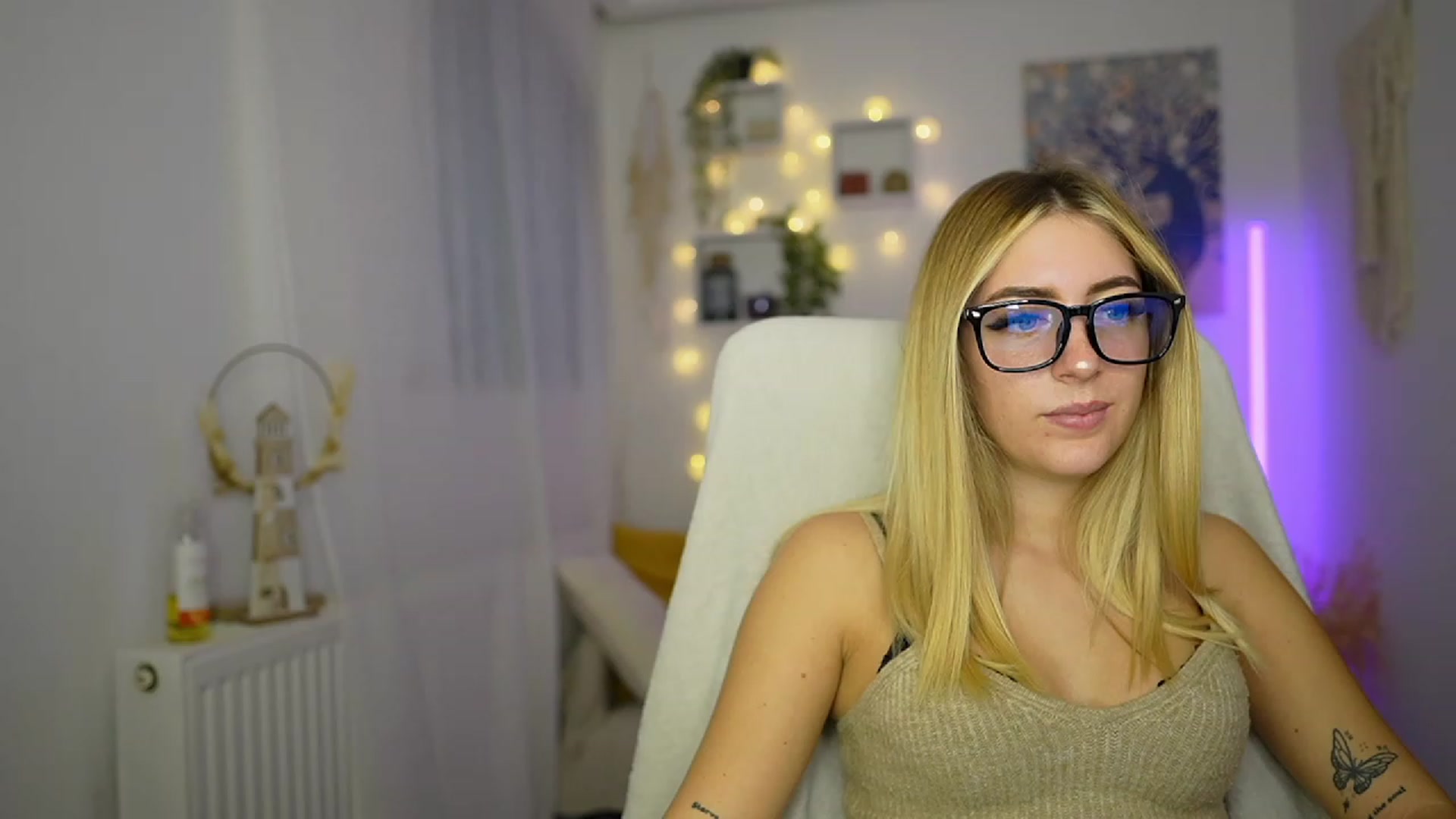Gallery image thumbnail from Tina_Nappi18's myfreecams stream on, 10/13/2023, 15:19 image 17 of 20