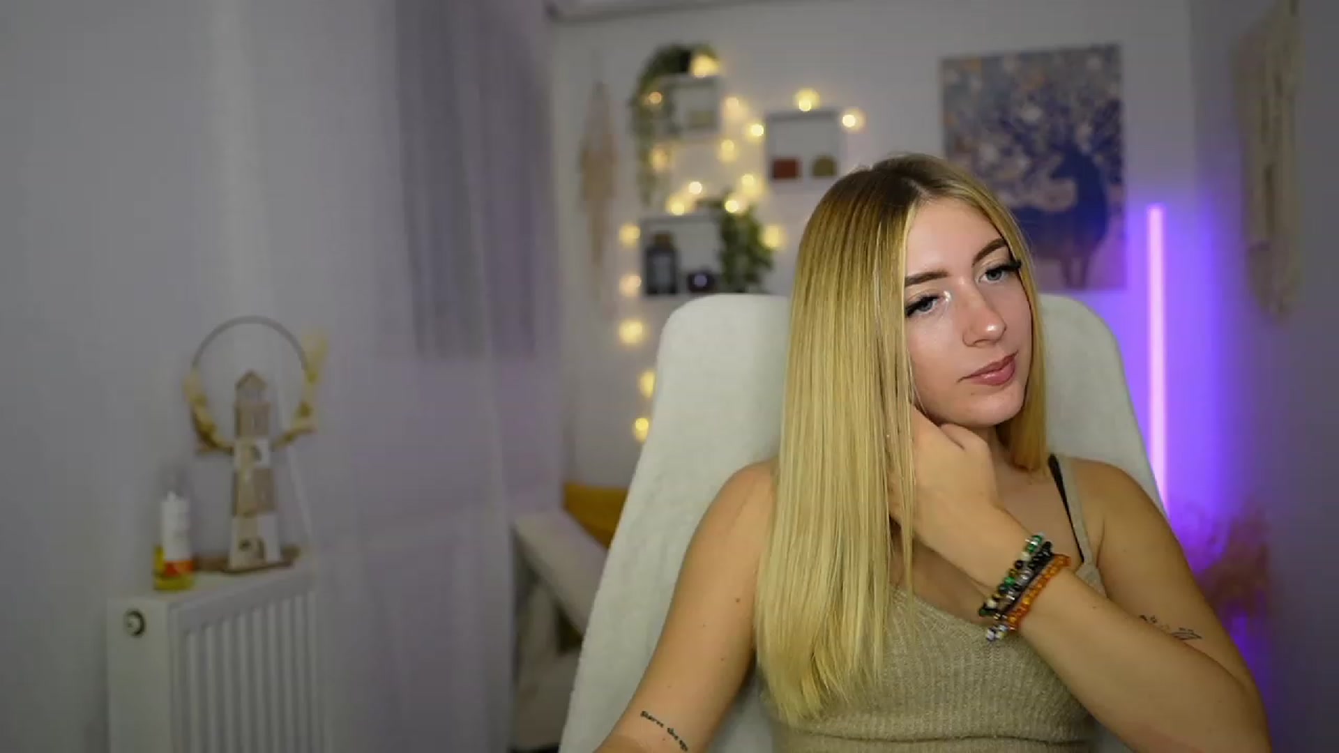 Gallery image thumbnail from Tina_Nappi18's myfreecams stream on, 10/13/2023, 17:10 image 5 of 20