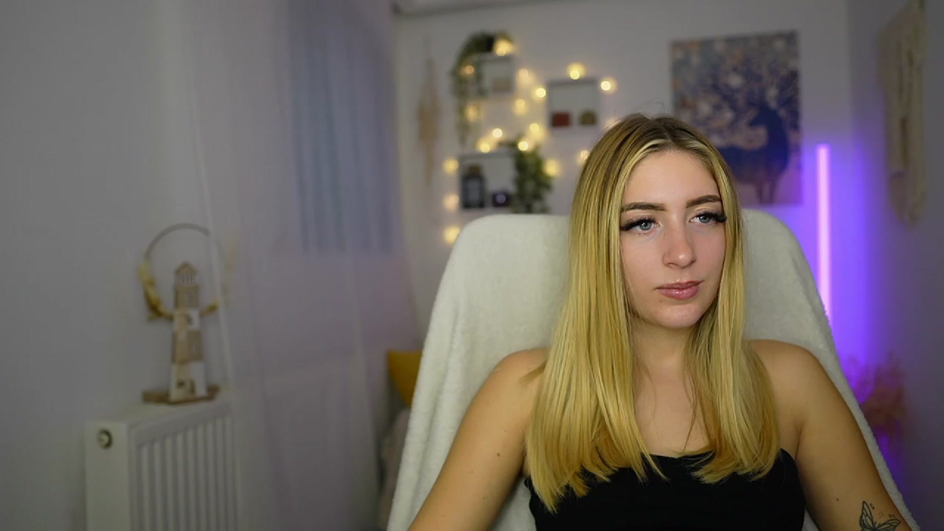 Gallery image thumbnail from Tina_Nappi18's myfreecams stream on, 10/16/2023, 14:45 image 11 of 20