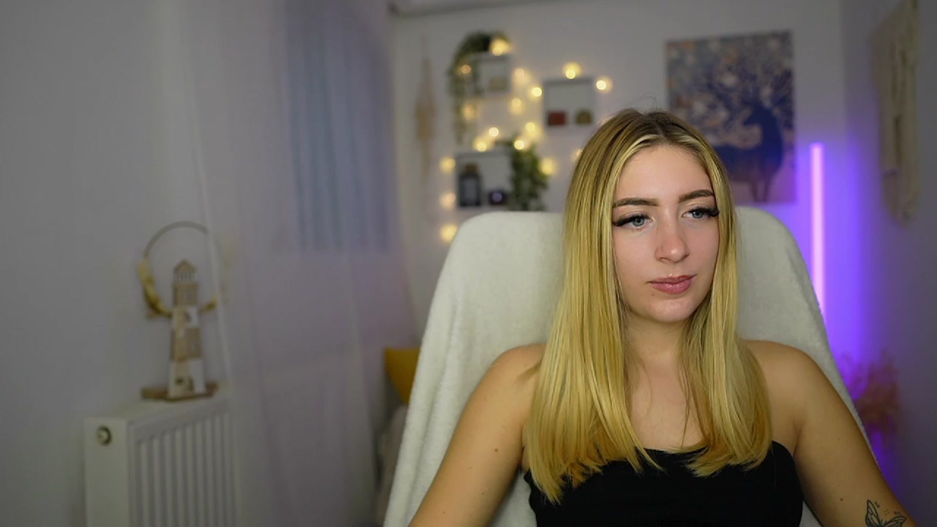 Gallery image thumbnail from Tina_Nappi18's myfreecams stream on, 10/16/2023, 14:45 image 9 of 20
