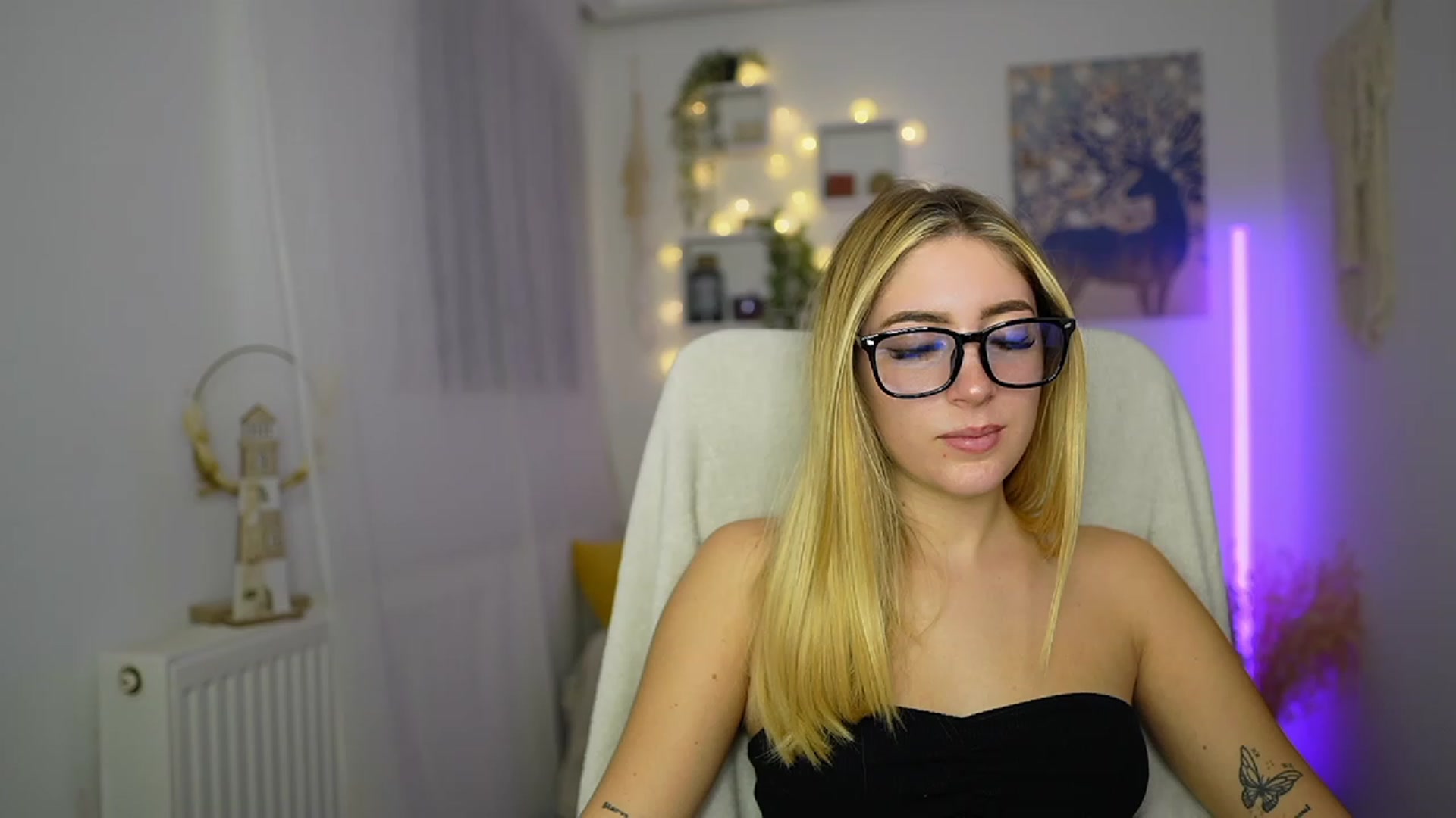 Gallery image thumbnail from Tina_Nappi18's myfreecams stream on, 10/16/2023, 16:58 image 17 of 20