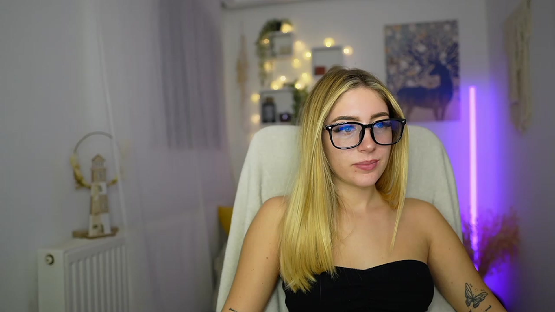 Gallery image thumbnail from Tina_Nappi18's myfreecams stream on, 10/16/2023, 16:58 image 12 of 20