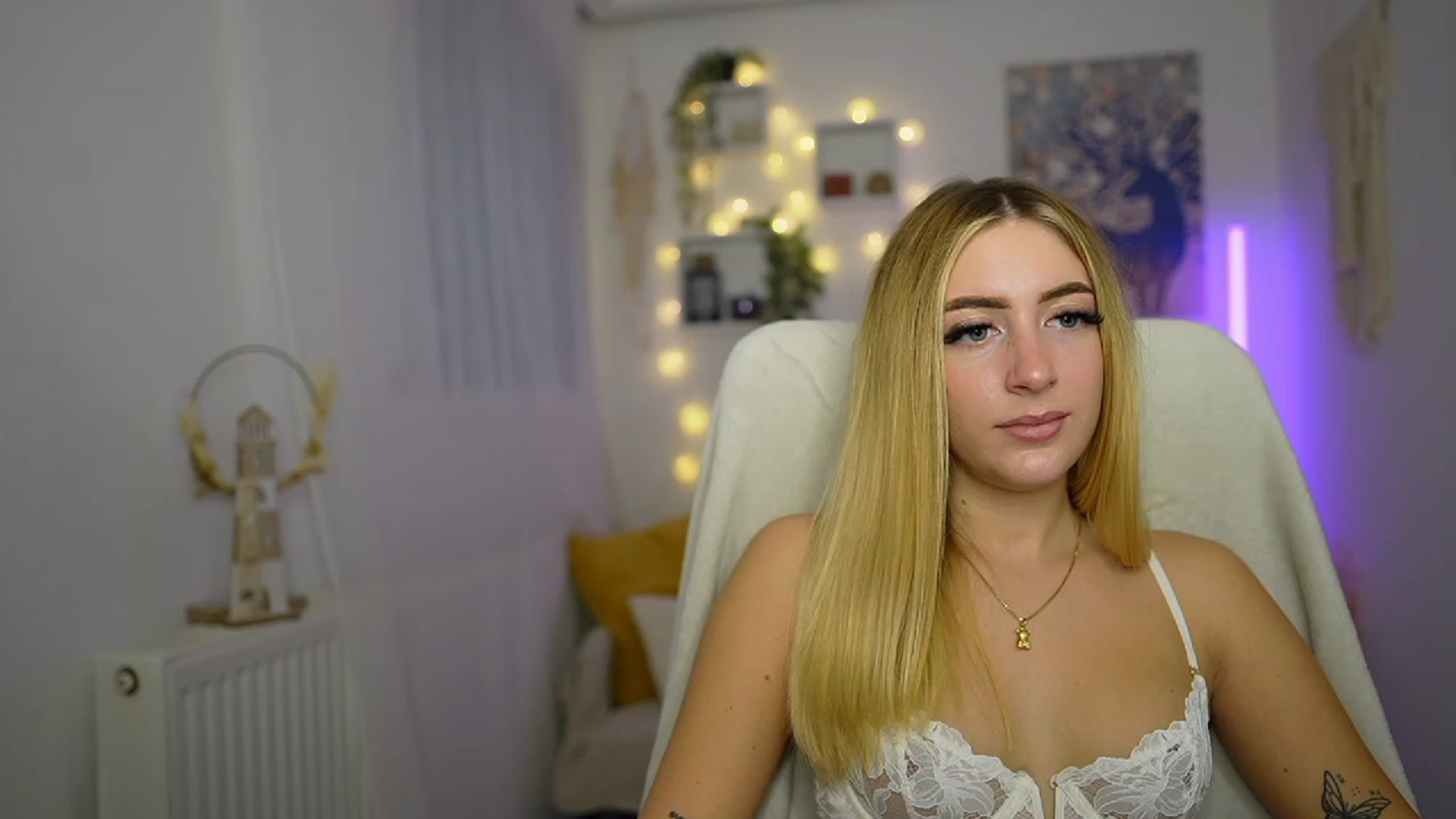 Gallery image thumbnail from Tina_Nappi18's myfreecams stream on, 10/17/2023, 14:28 image 16 of 20