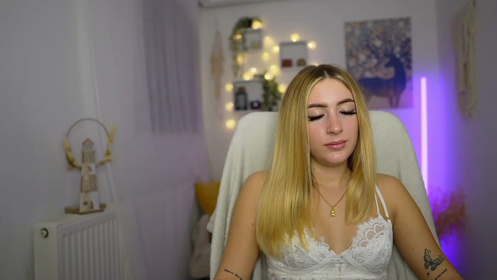 Gallery image thumbnail from Tina_Nappi18's myfreecams stream on, 10/17/2023, 17:04 image 9 of 20