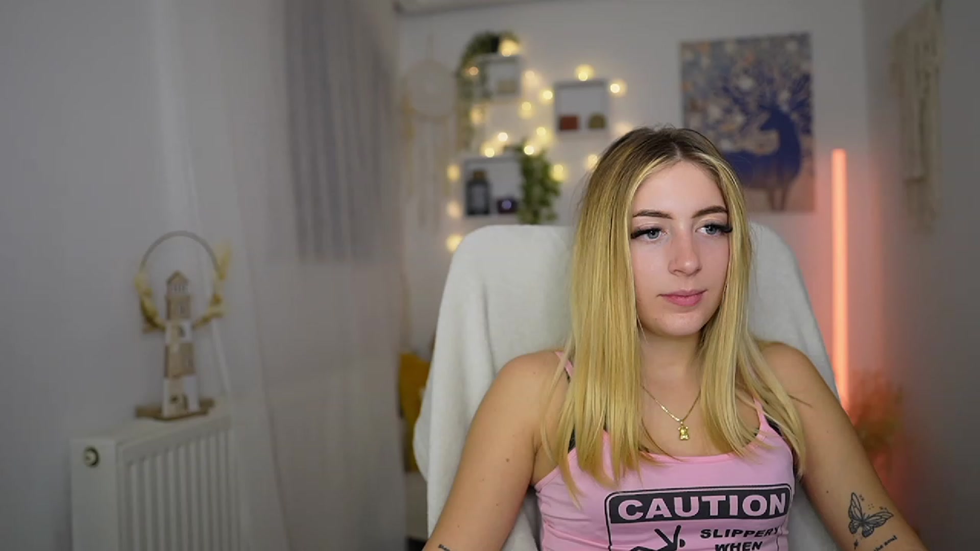 Gallery image thumbnail from Tina_Nappi18's myfreecams stream on, 10/19/2023, 17:35 image 16 of 20