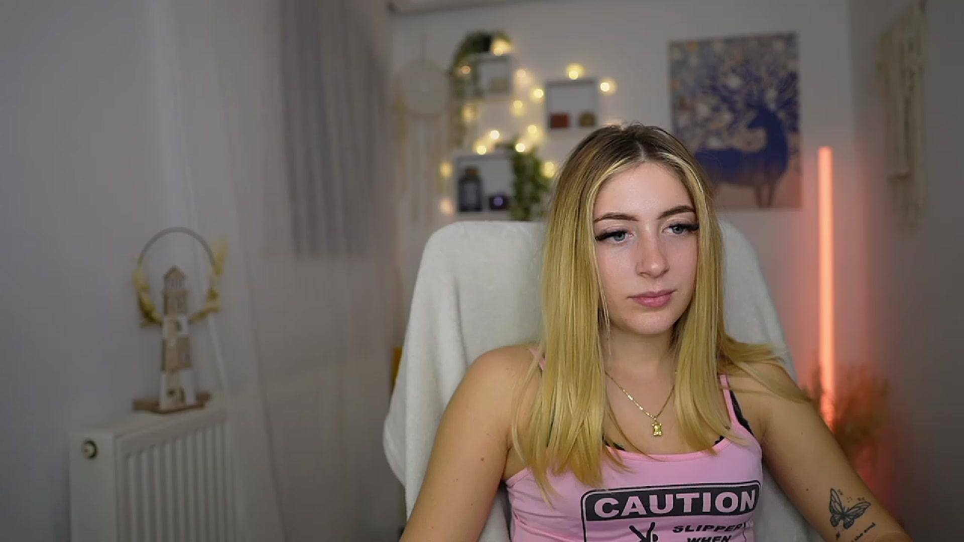 Gallery image thumbnail from Tina_Nappi18's myfreecams stream on, 10/19/2023, 17:35 image 12 of 20