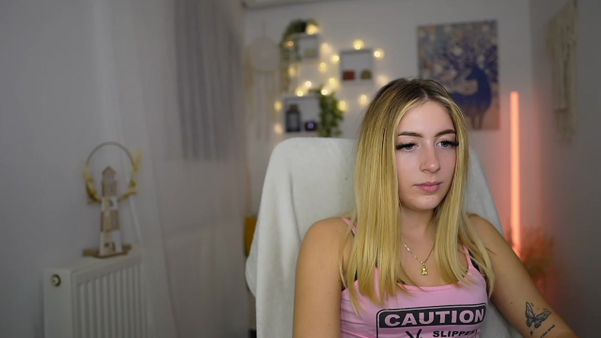 Gallery image thumbnail from Tina_Nappi18's myfreecams stream on, 10/19/2023, 17:35 image 15 of 20