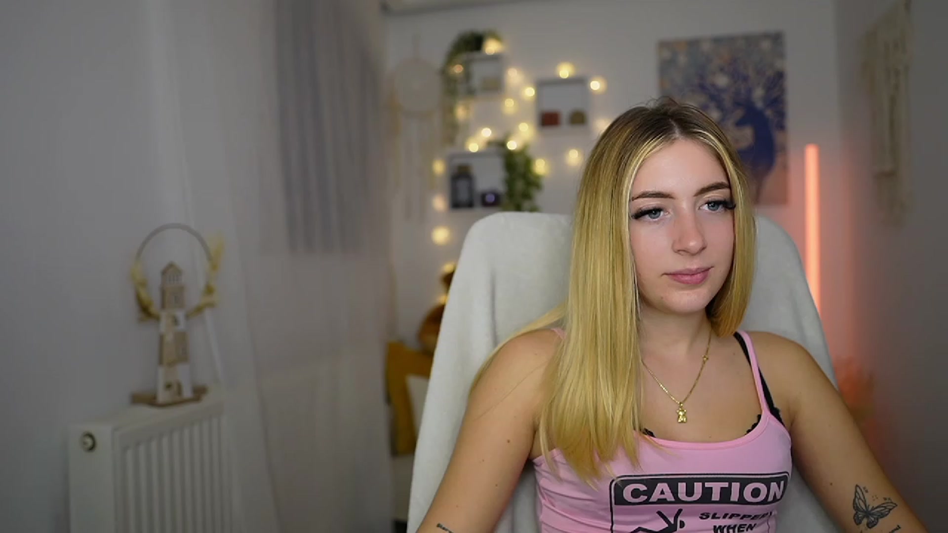 Gallery image thumbnail from Tina_Nappi18's myfreecams stream on, 10/19/2023, 17:35 image 19 of 20