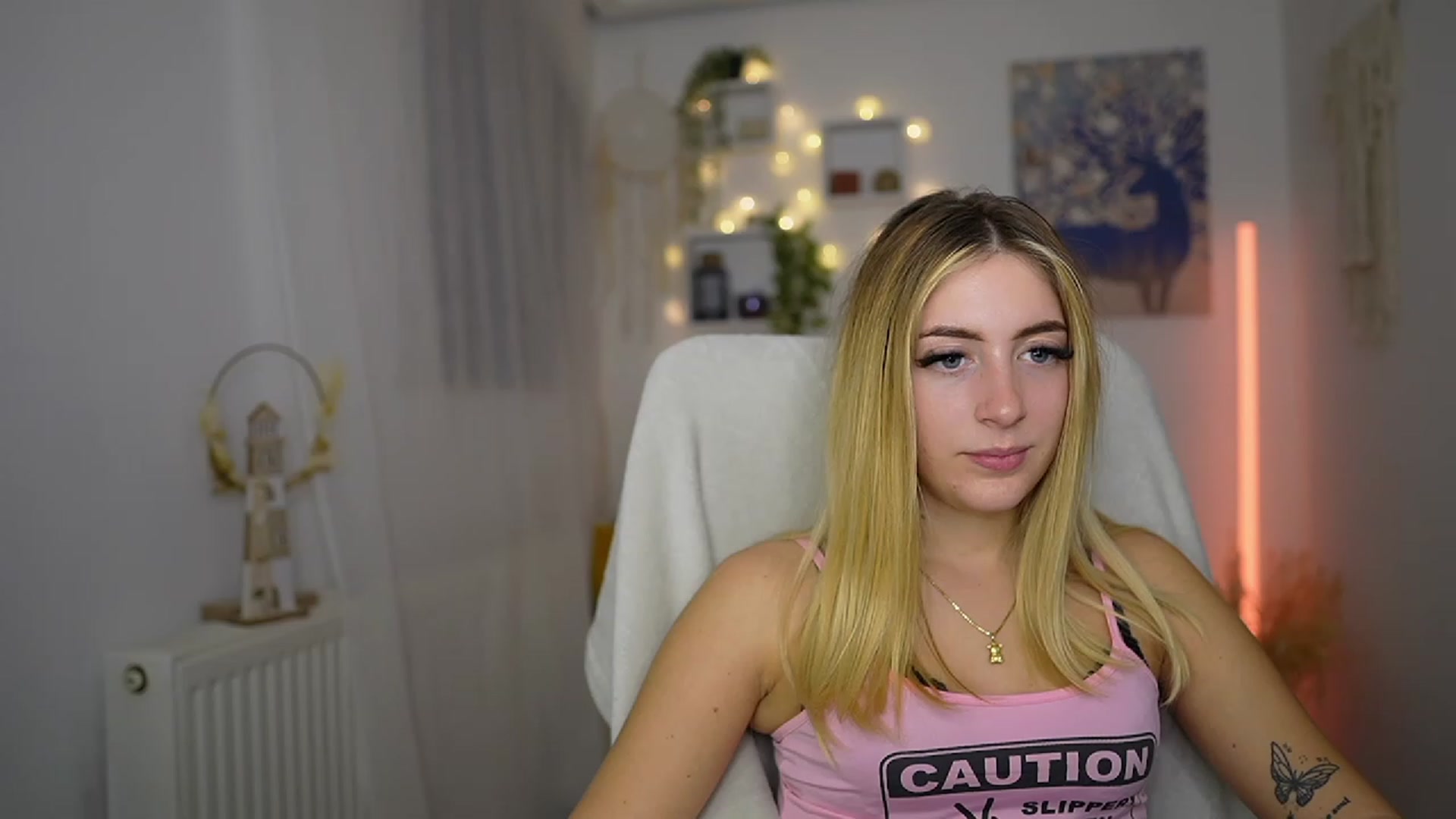 Gallery image thumbnail from Tina_Nappi18's myfreecams stream on, 10/19/2023, 17:35 image 14 of 20