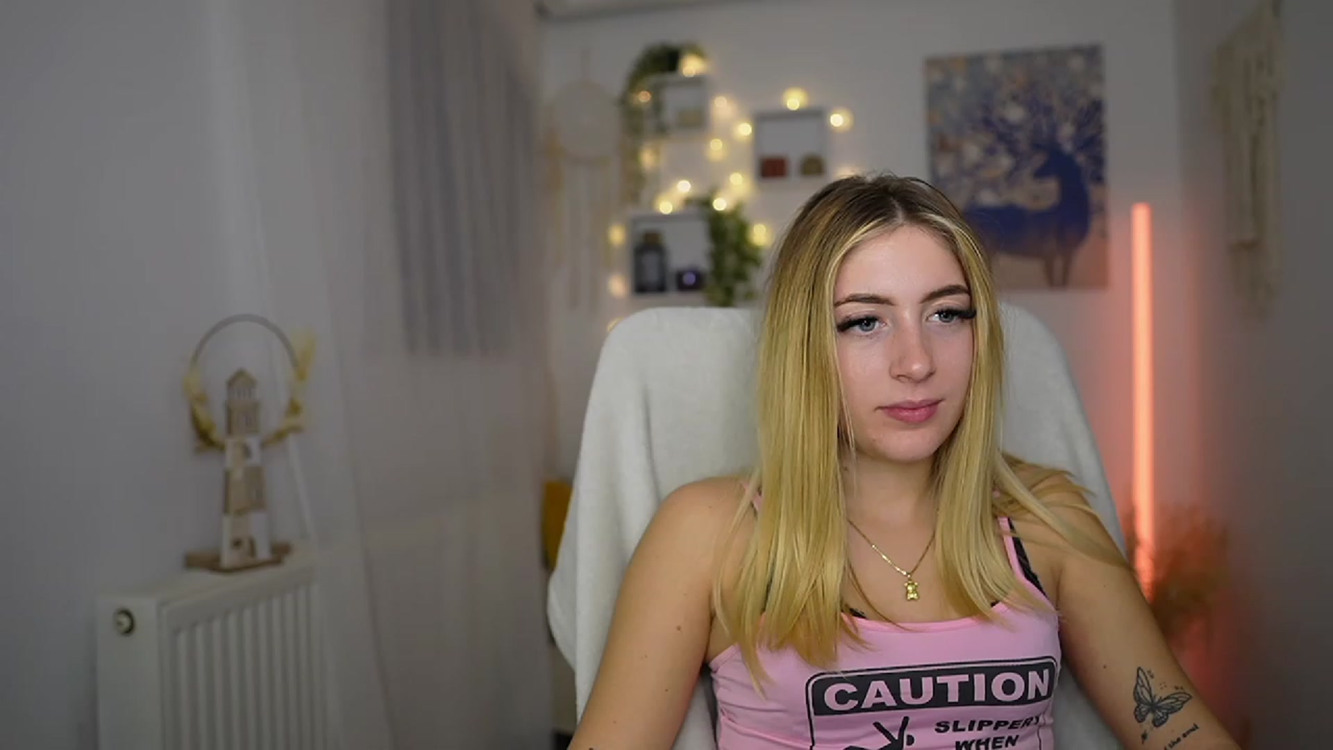 Gallery image thumbnail from Tina_Nappi18's myfreecams stream on, 10/19/2023, 17:35 image 13 of 20