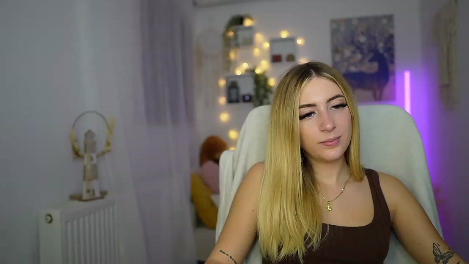 Gallery image thumbnail from Tina_Nappi18's myfreecams stream on, 10/21/2023, 17:21 image 7 of 20