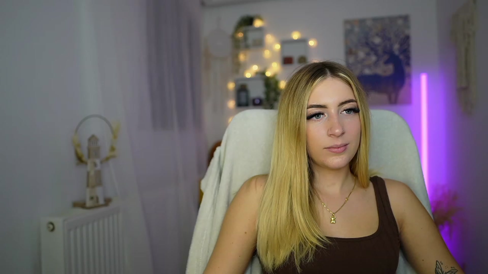 Gallery image thumbnail from Tina_Nappi18's myfreecams stream on, 10/21/2023, 17:21 image 1 of 20
